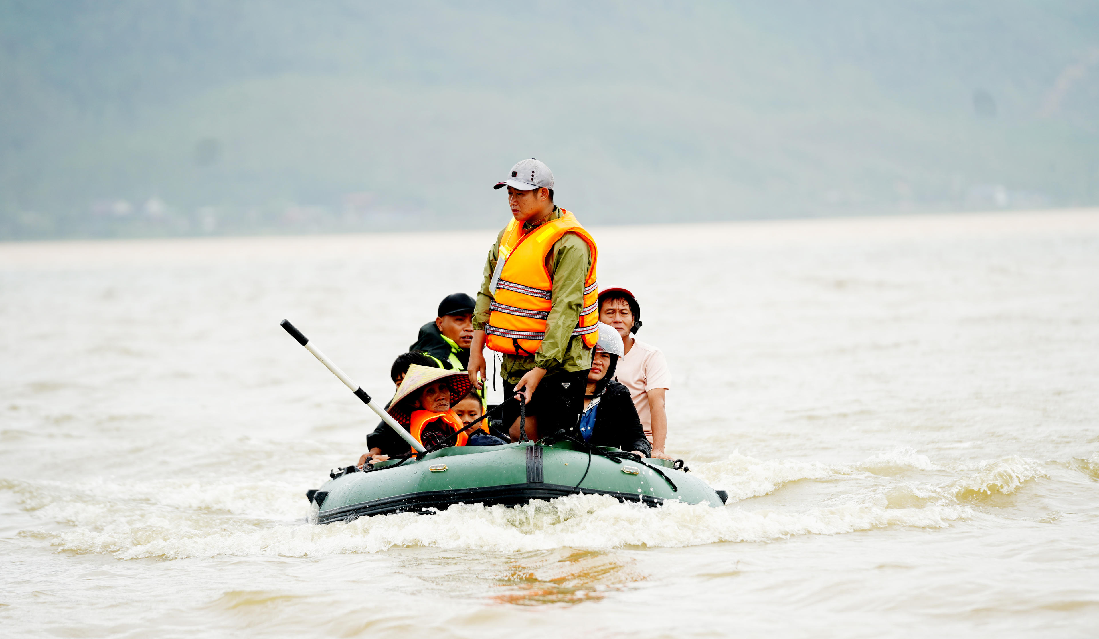 Chính quyền tỉnh Hà Tĩnh tiếp tục theo dõi diễn biến thời tiết, chỉ đạo lực lượng tại chỗ rà soát, kiểm tra các khu vực nguy cơ cao, đồng thời chuẩn bị phương án hỗ trợ. Ảnh: Cẩm Kỳ&nbsp;