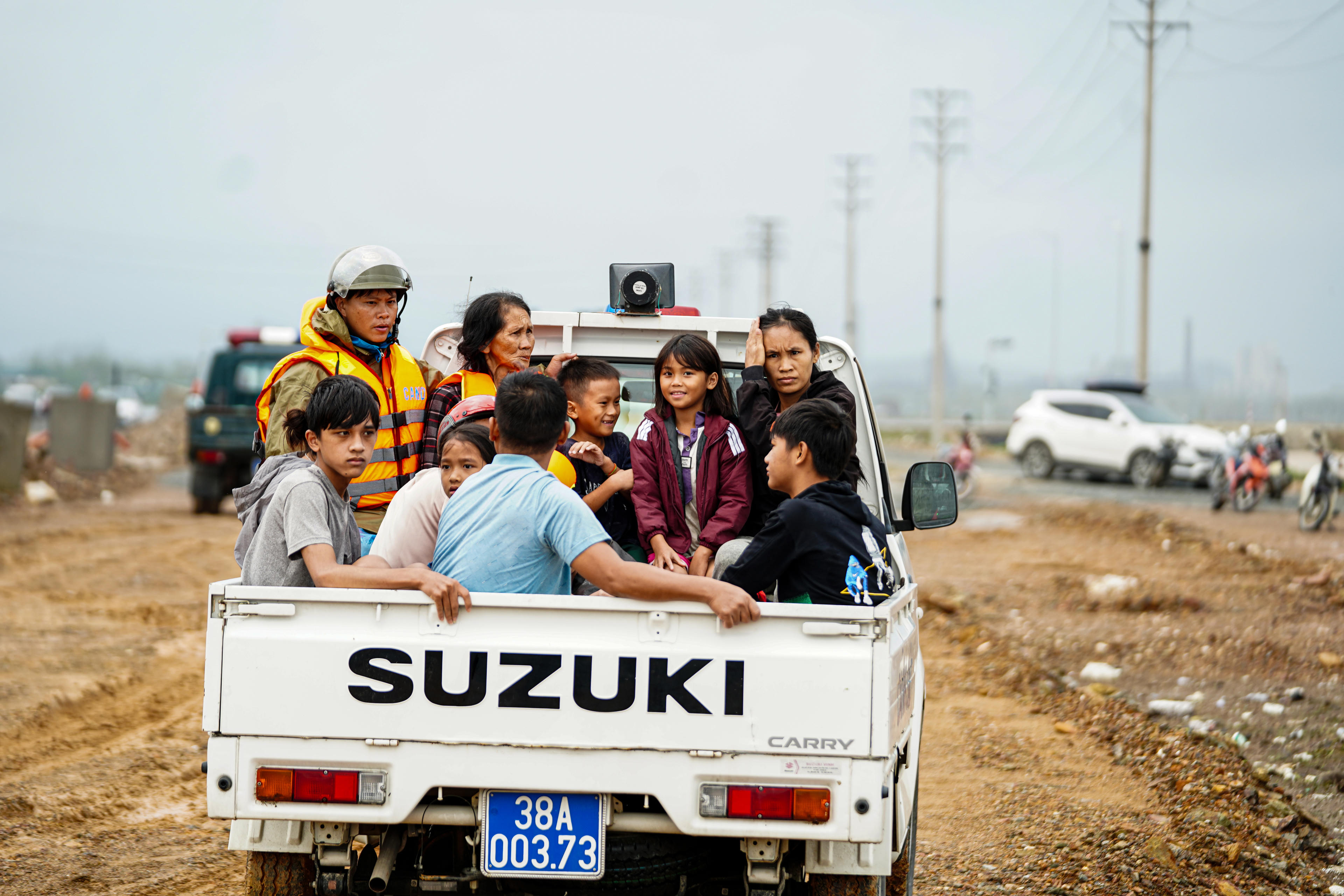 Đến cuối ngày, công tác di dời tại Vũng Áng cơ bản hoàn tất; người dân tạm thời ổn định tại điểm tránh trú và được chăm lo đầy đủ nhu cầu thiết yếu. Ảnh: Cẩm Kỳ&nbsp;