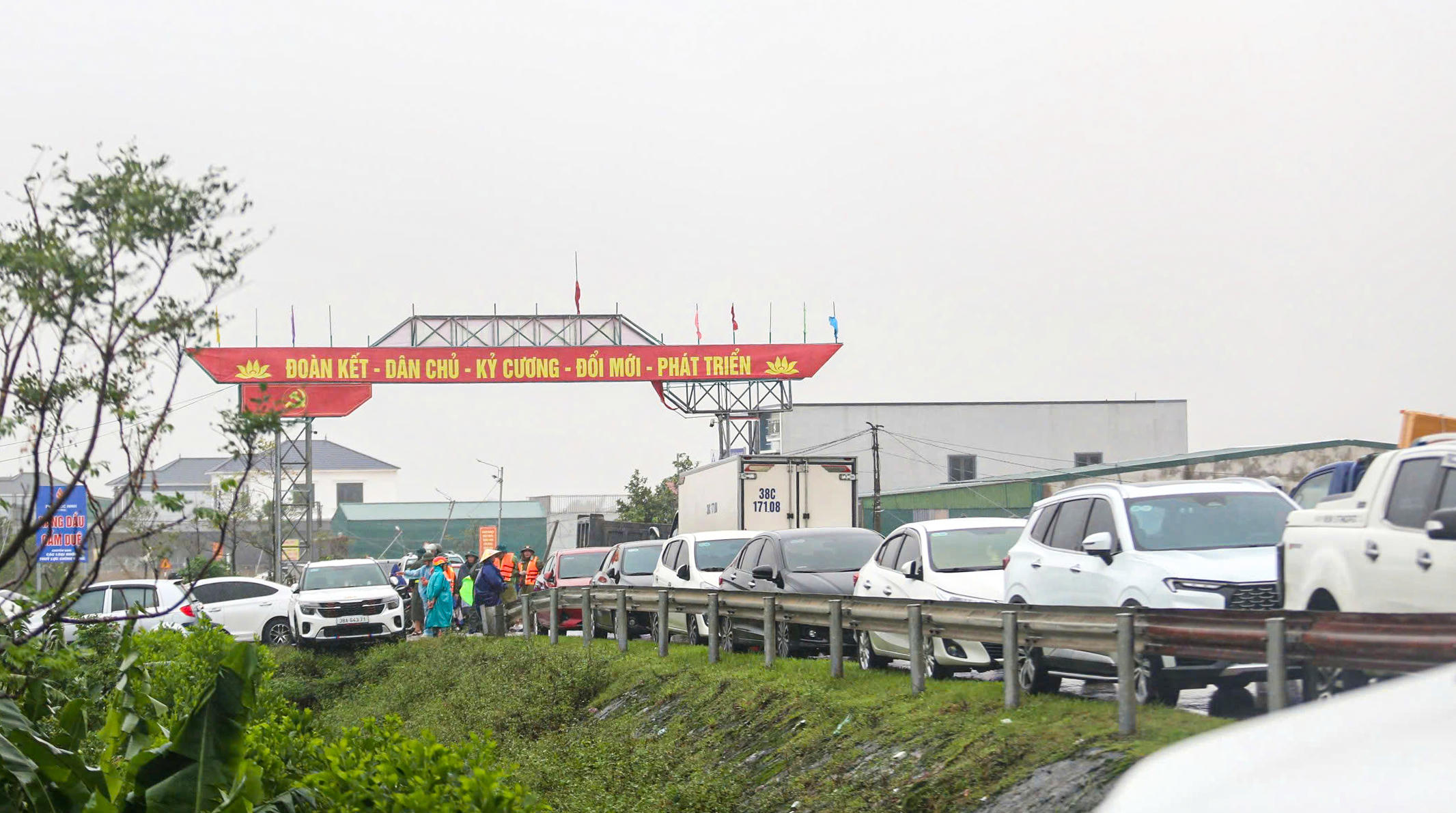 Hàng trăm hộ dân khẩn trương đưa ô tô, xe máy, máy móc, vật nuôi lên nơi cao để bảo vệ tài sản trước nguy cơ nước tiếp tục dâng. Ảnh: Cẩm Kỳ&nbsp;