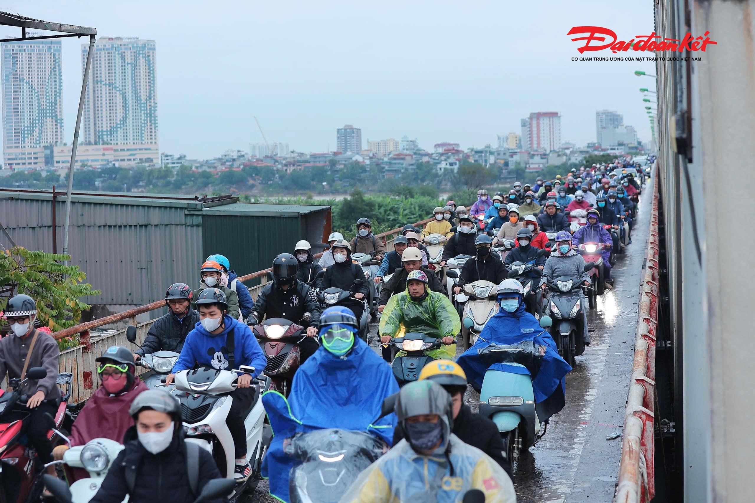 Vì vậy, cầu Chương Dương phải "gồng gánh" lượng phương tiện lớn từ cầu Long Biên di chuyển qua.