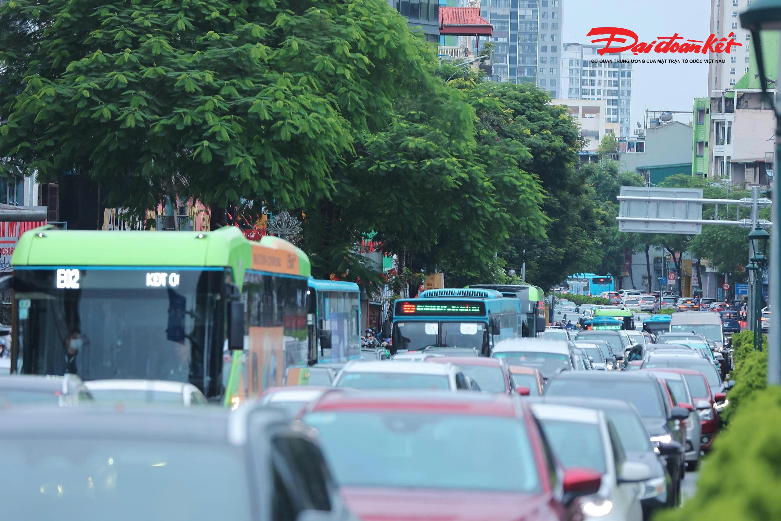 Tại tuyến đường Nguyễn Văn Cừ, hàng dài phương tiện nhích từng chút để di chuyển.