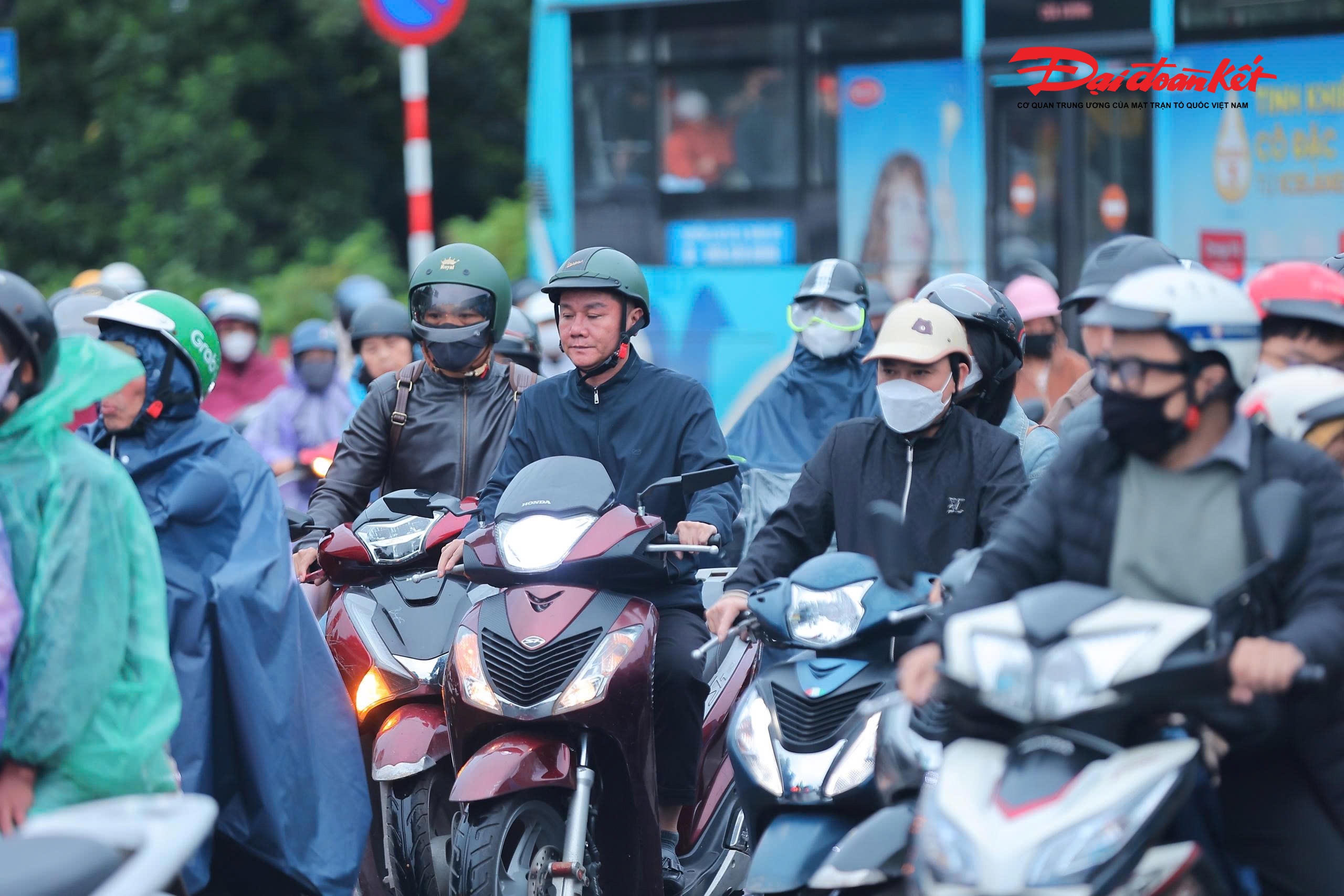 Lưu lượng phương tiện lớn, khiến việc di chuyển của người dân gặp nhiều khó khăn.