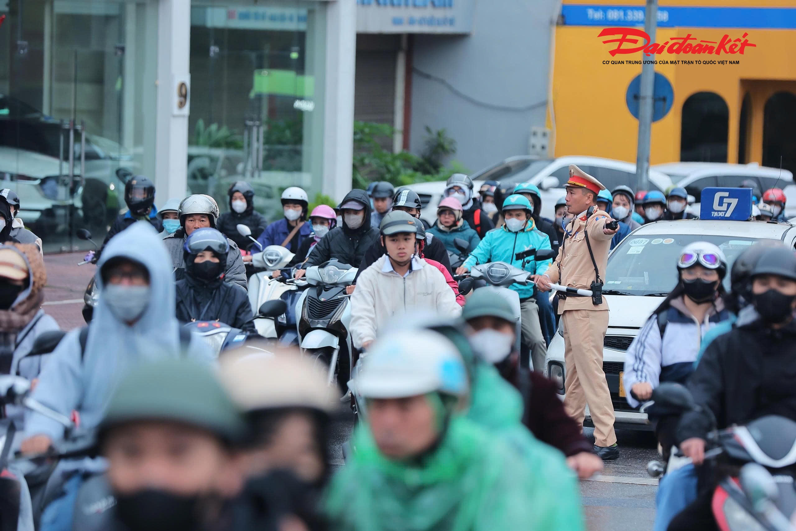 Lực lượng chức năng có mặt từ sáng sớm để tiến hành phân luồng.