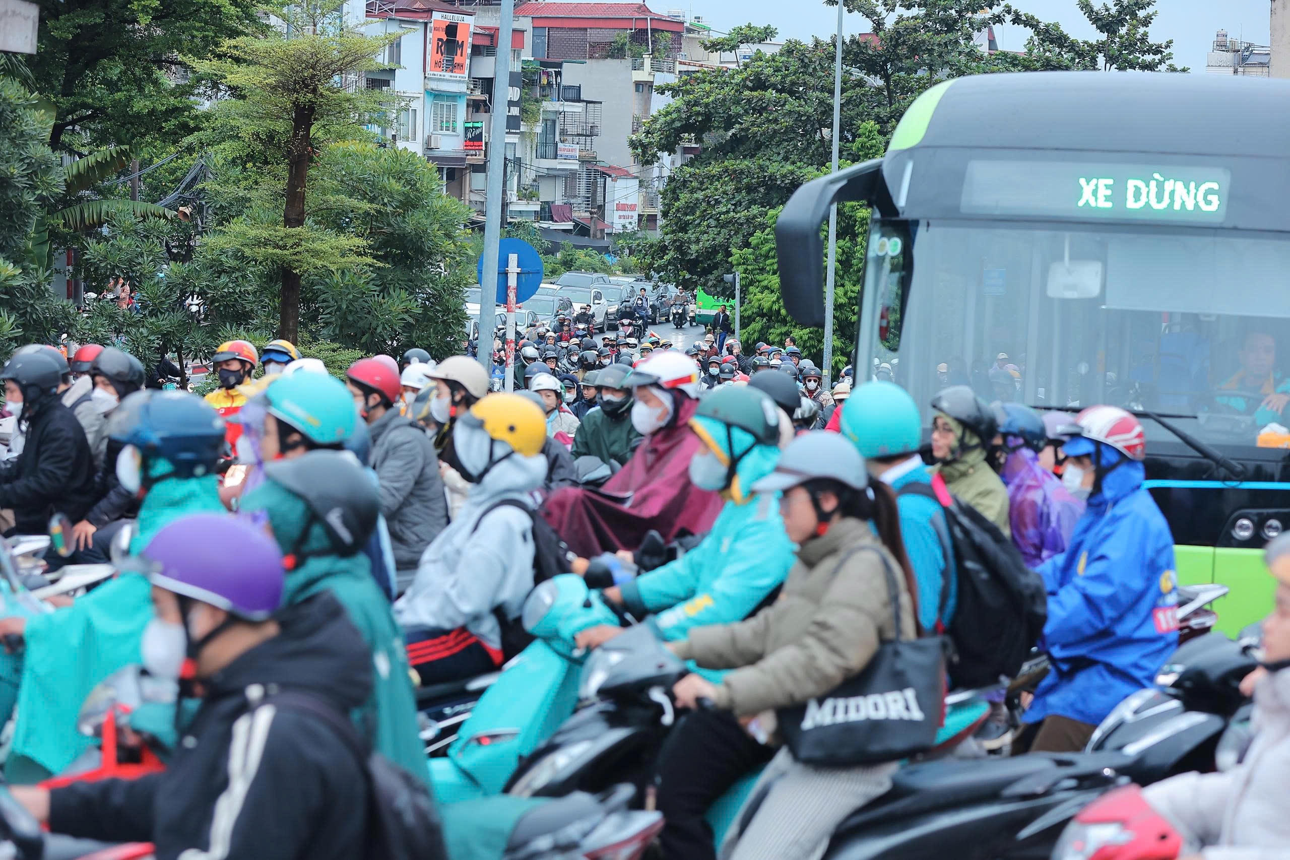 Tại khu vực lối lên cầu Chương Dương ùn tắc kéo dài từ 6h30.