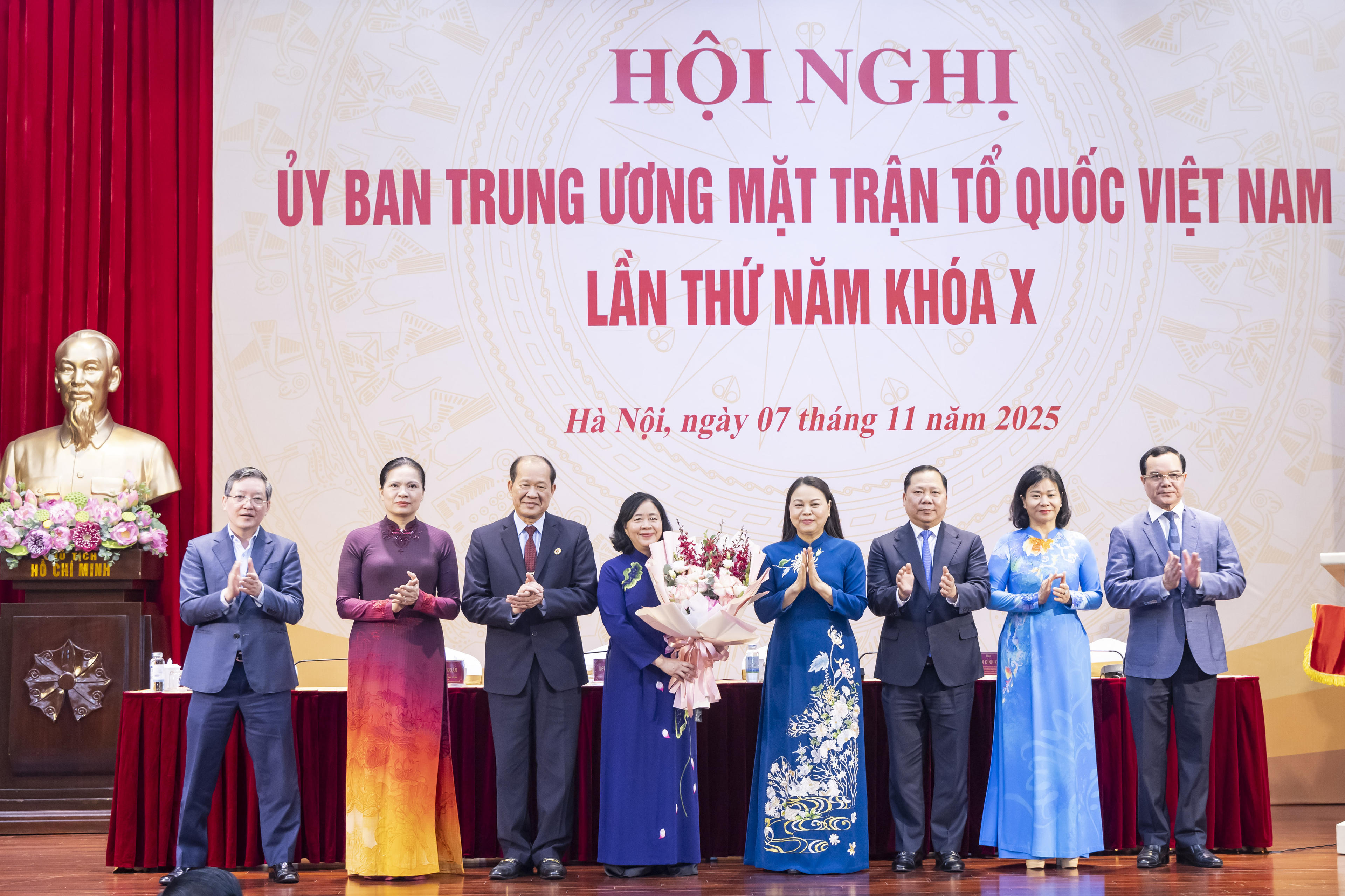 Ban Thường trực UBTƯ MTTQ Việt Nam tặng hoa chúc mừng Chủ tịch UBTƯ MTTQ Việt Nam Bùi Thị Minh Hoài. Ảnh: Quang Vinh.
