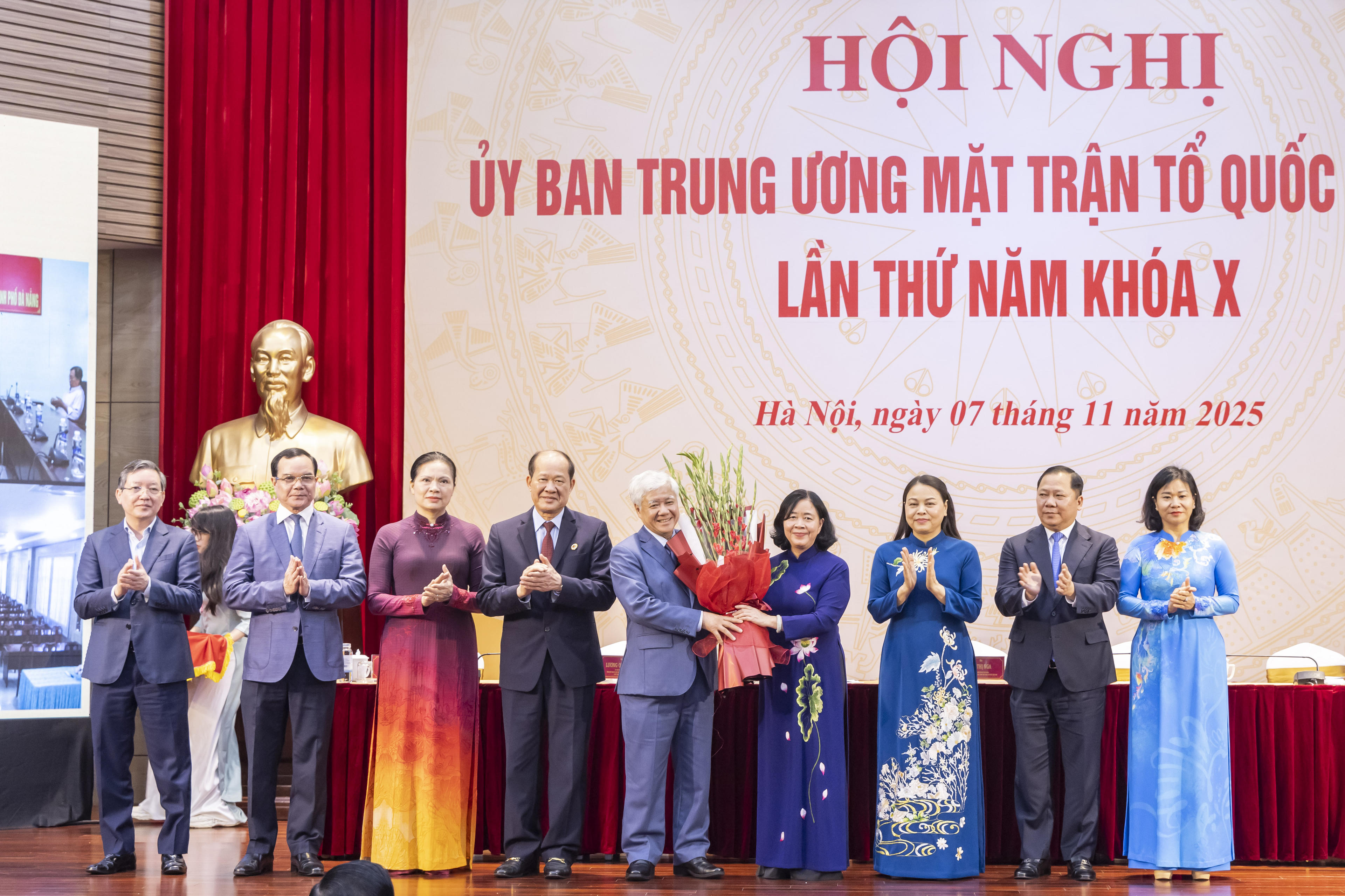 Ông Đỗ Văn Chiến, Phó Bí thư Thường trực Đảng ủy Quốc hội tặng hoa chúc mừng Chủ tịch UBTƯ MTTQ Việt Nam Bùi Thị Minh Hoài. Ảnh: Quang Vinh.