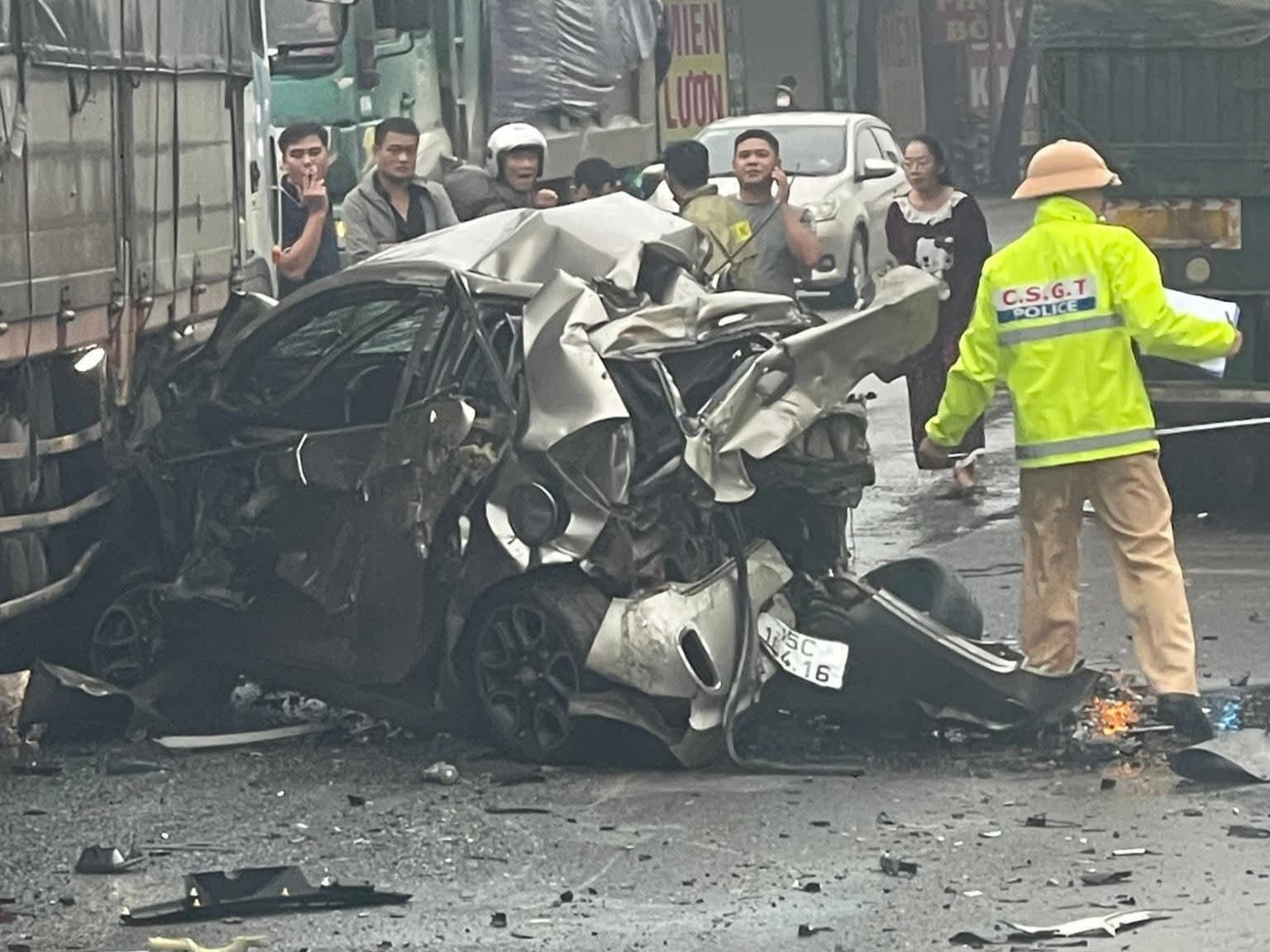 Lực lượng CSGT có mặt tại hiện trường sau vụ tai nạn. Ảnh: N.B