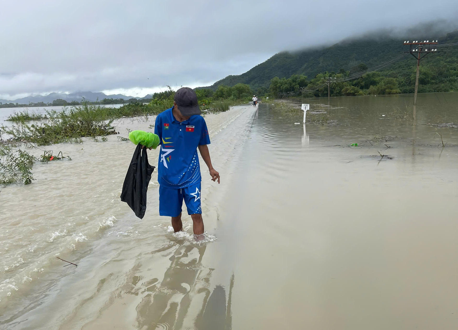 Nước nhấn chìm đường ray. Ảnh: Đ.S.