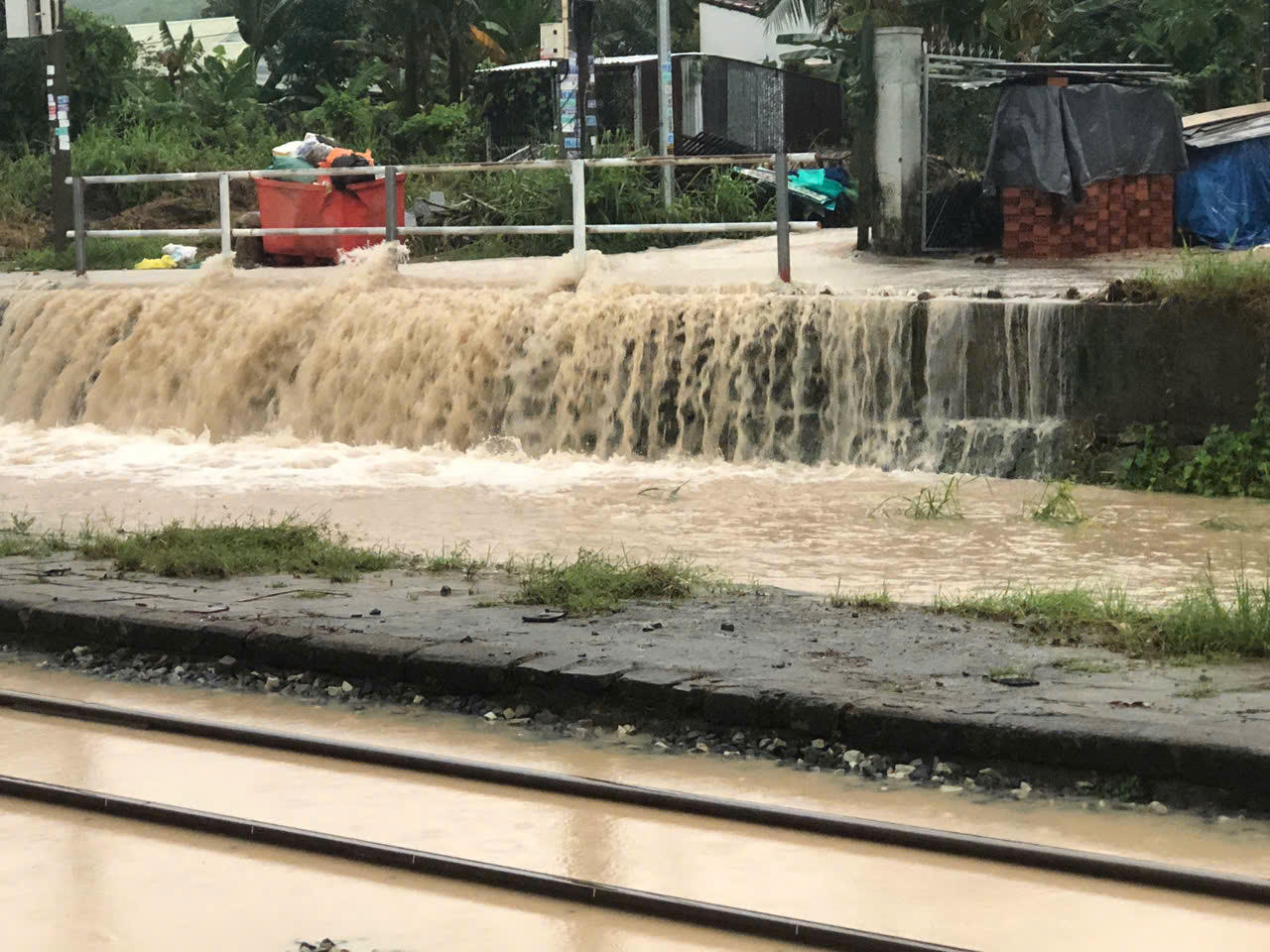Nước chảy tràn và xiết qua đường ray ở Đắk Lắk. Ảnh: ĐS.