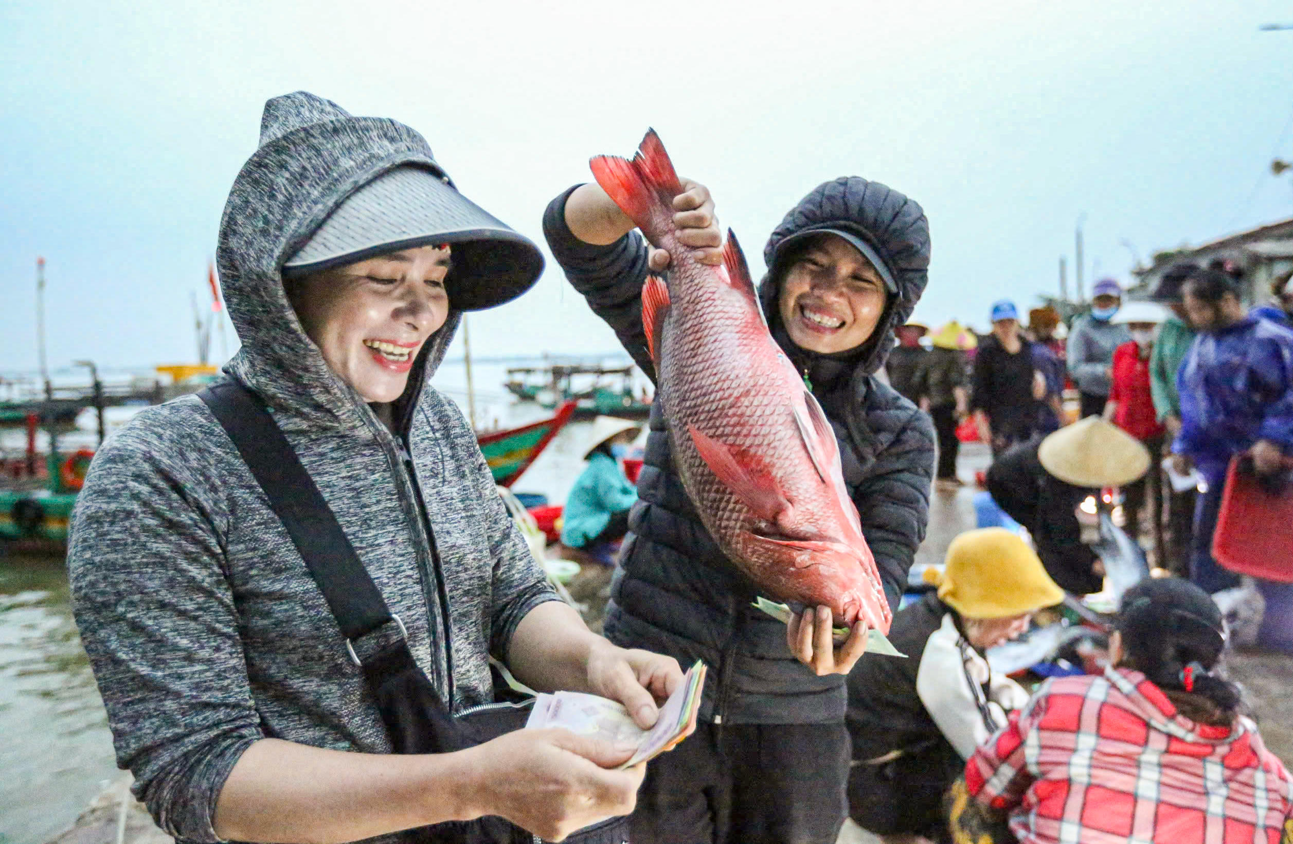 Sau những chuyến biển thuận lợi, gương mặt các ngư dân ai nấy đều rạng rỡ. Ảnh: Cẩm Kỳ&nbsp;