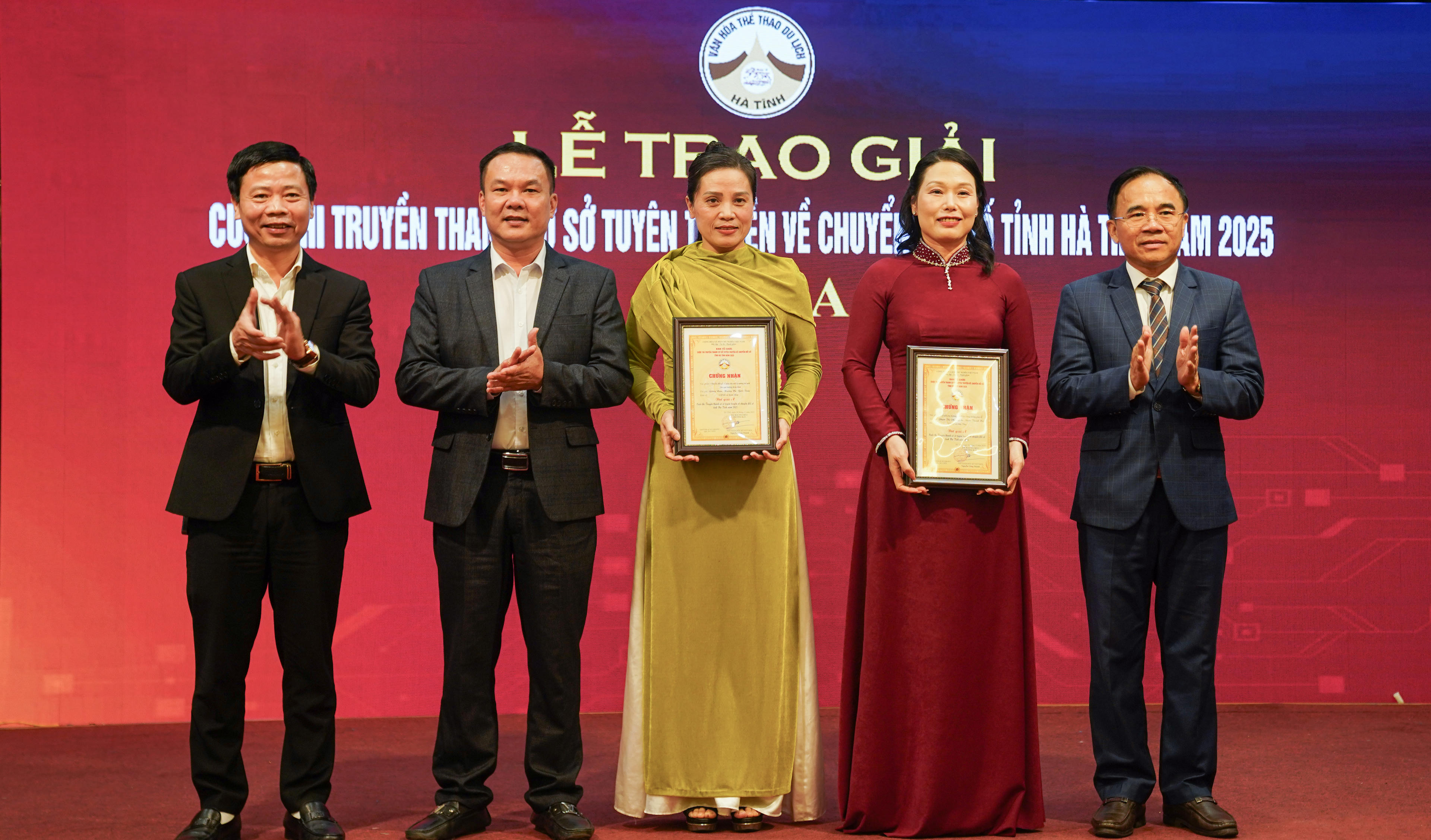 Ban Tổ chức trao giải A cho các tác giả xuất sắc đoạt giải. Ảnh: Cẩm Kỳ&nbsp;