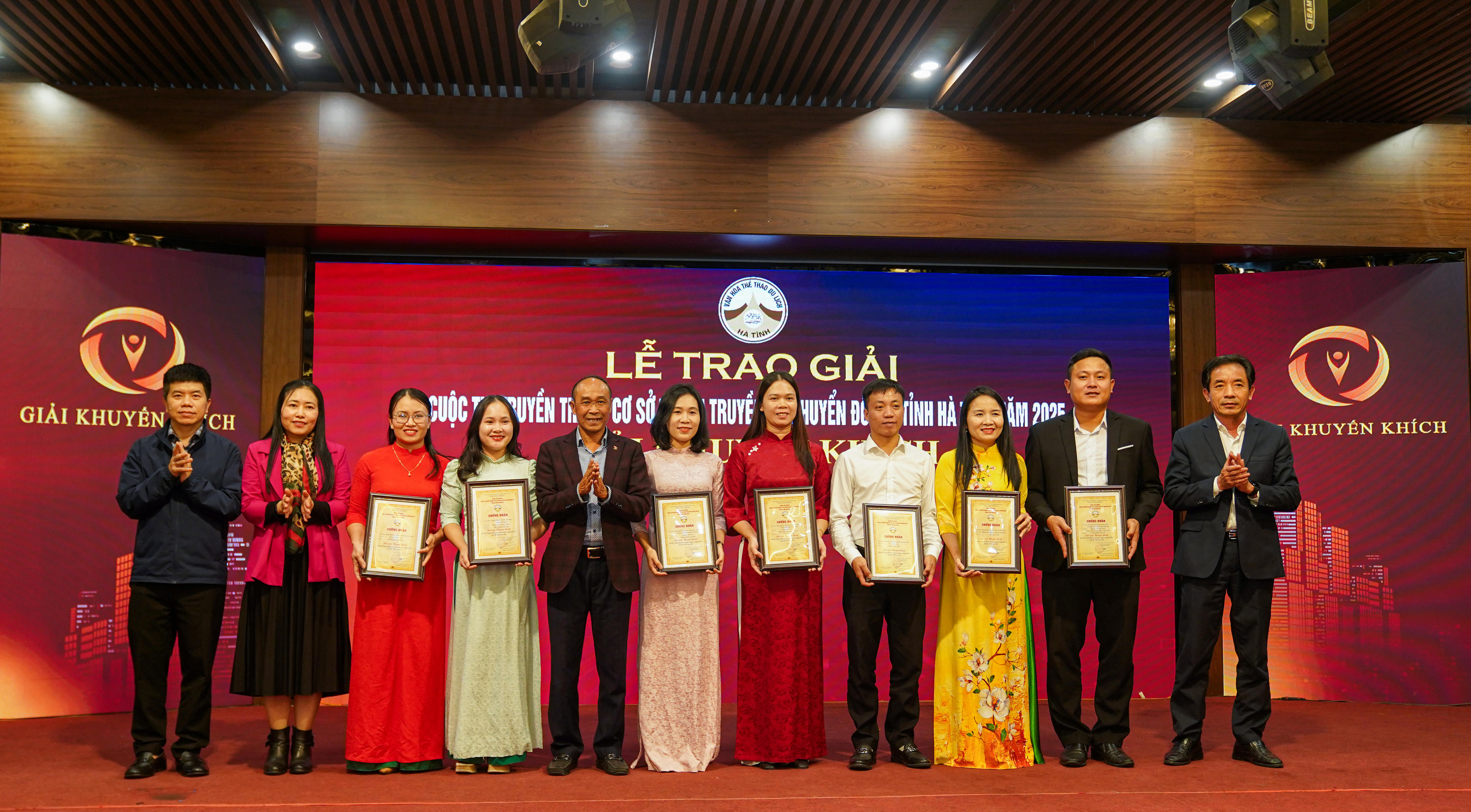 Ban Tổ chức trao giải khuyến khích cho các tác giả, nhóm tác giả. Ảnh: Cẩm Kỳ&nbsp;