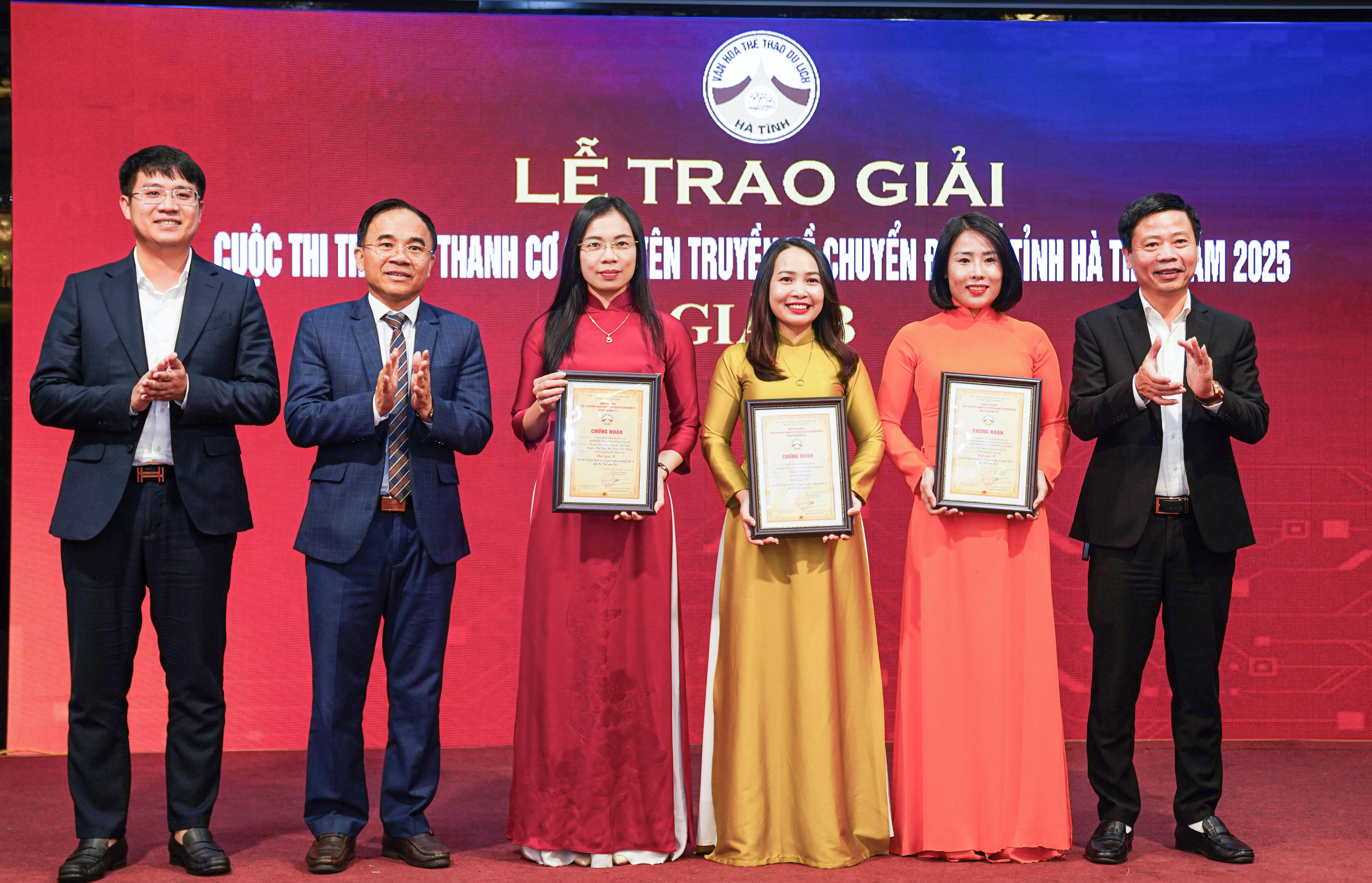 Ban Tổ chức trao giải B cho các tác giả đoạt giải. Ảnh: Cẩm Kỳ&nbsp;