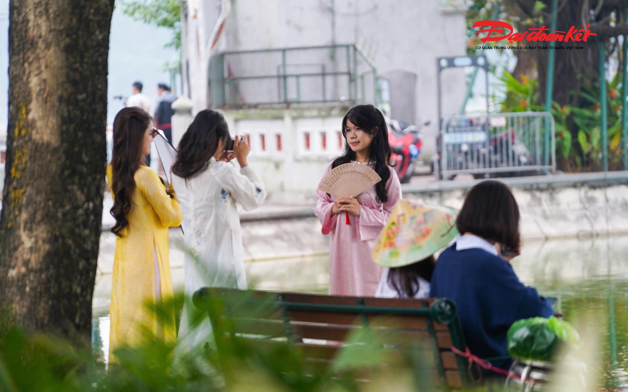 Việc giới trẻ chủ động lựa chọn áo dài để ghi lại khoảnh khắc đẹp không chỉ thể hiện sự yêu thích đối với trang phục truyền thống mà còn góp phần quảng bá hình ảnh văn hóa Việt. 