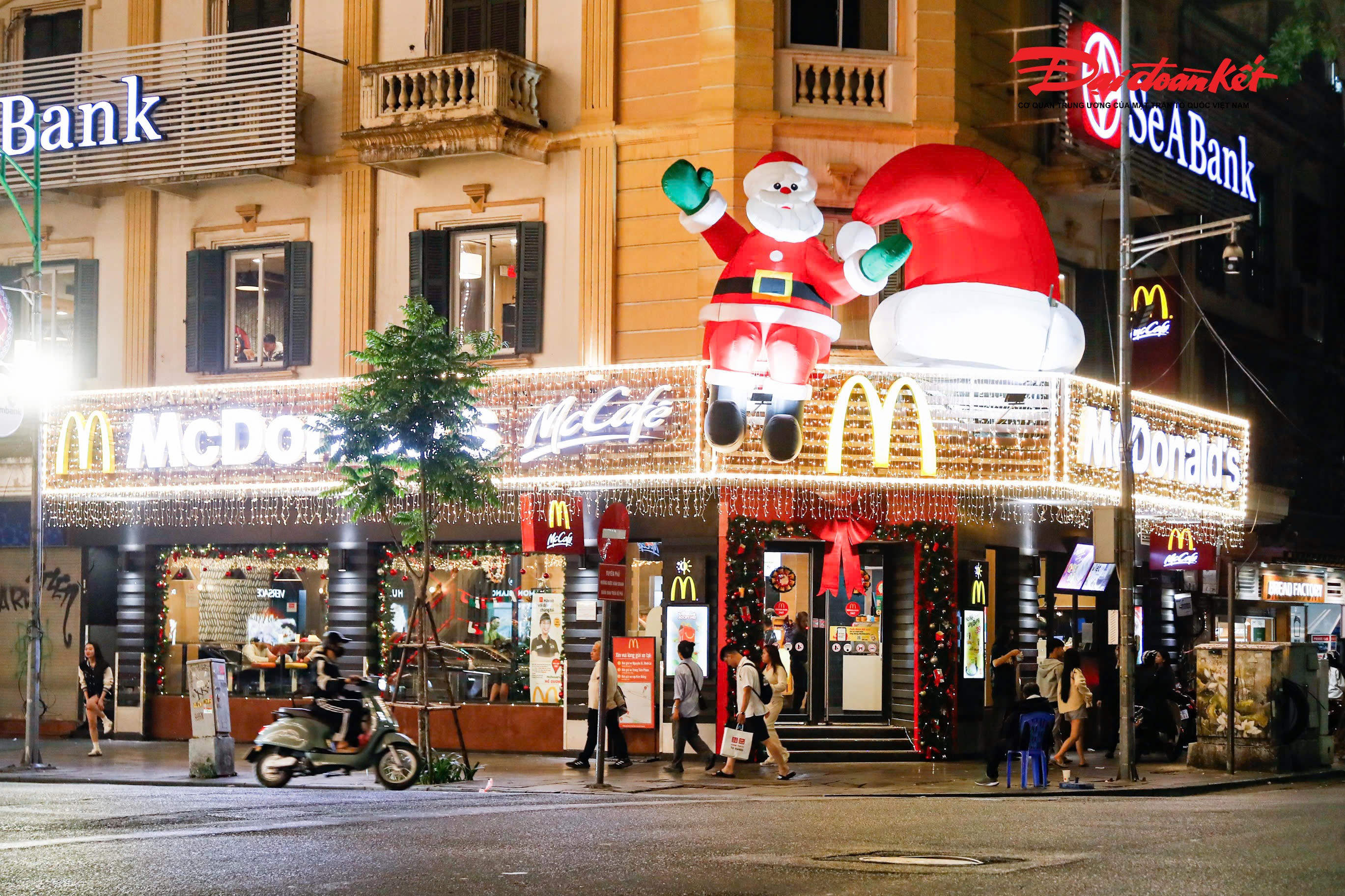 Hình ảnh một quán ăn cũng được trang trí ông già Noel khổng lồ ngay tại biển hiệu để thu hút khách hàng.