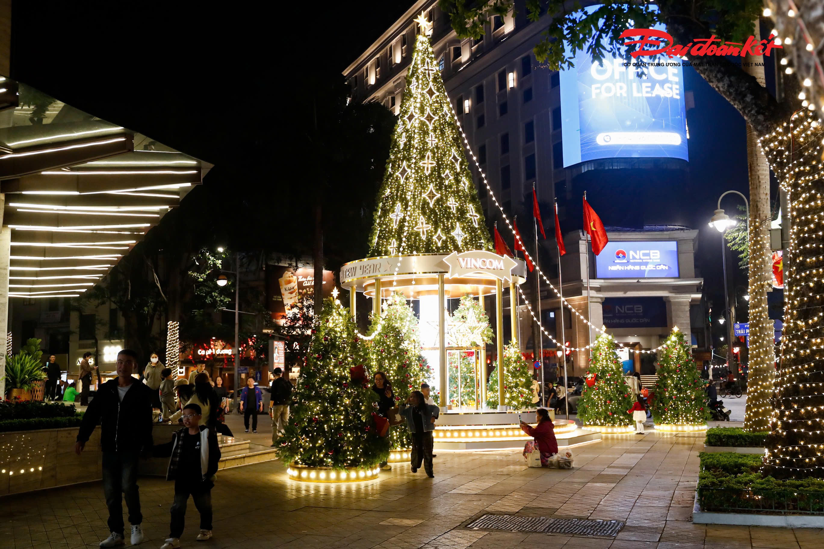 Theo ghi nhận của PV Báo Đại đoàn kết, những ngày này ngay tại các sảnh chính trung tâm thương mại xuất hiện những cây thông cao từ 8–15 m được trang trí bằng đèn LED, quả châu, dây kim tuyến tạo điểm nhấn. Nhiều nơi dựng mô hình ngôi làng Bắc Âu thu nhỏ, hình chú tuần lộc, ông già Noel phát quà, mang đến không gian lễ hội sống động.. 
