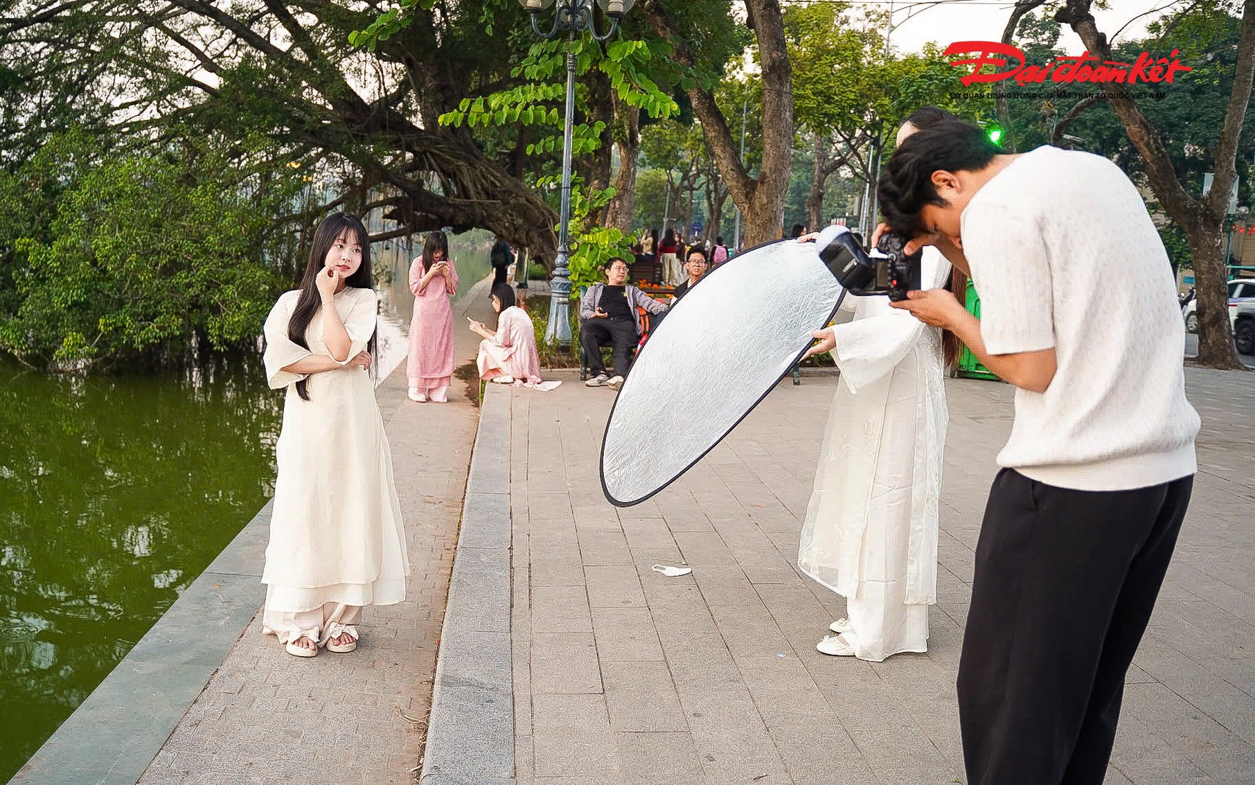 Những ngày cuối tuần, quanh khu vực đền Ngọc Sơn, Tháp Rùa hay dọc phố Đinh Tiên Hoàng, dễ dàng bắt gặp từng nhóm bạn trẻ khoác lên mình tà áo dài rực rỡ. Từ những tà áo dài trắng tinh khôi, áo dài đỏ rực rỡ … tất cả tạo nên bức tranh đầy màu sắc giữa không gian cổ kính của Hồ Gươm. 