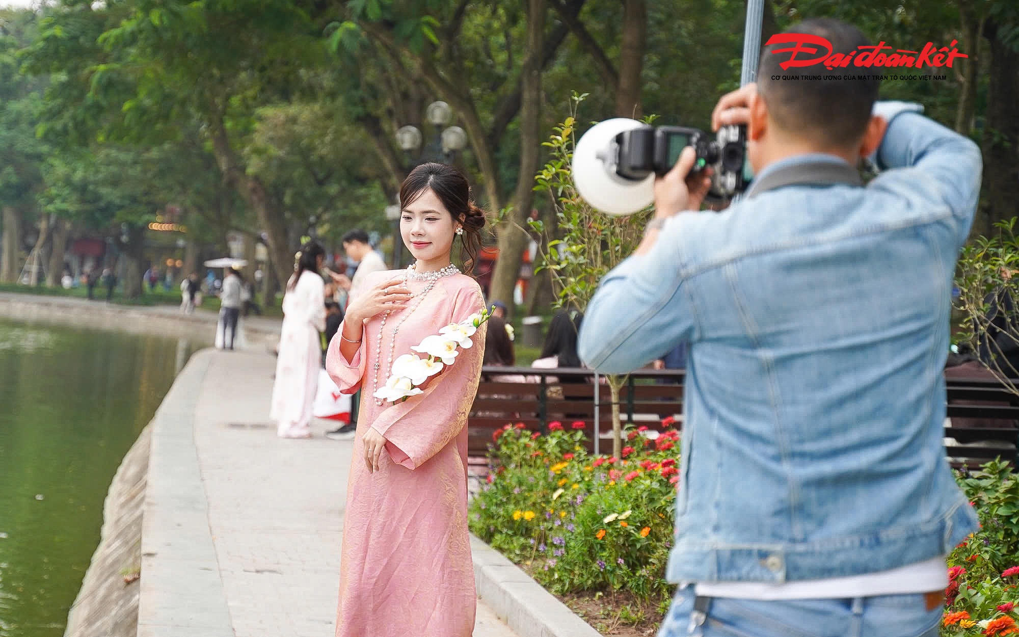 Để bức ảnh thêm lung linh, nhiều bạn trẻ mạnh tay chi hàng triệu đồng để thuê thợ, may trang phục.