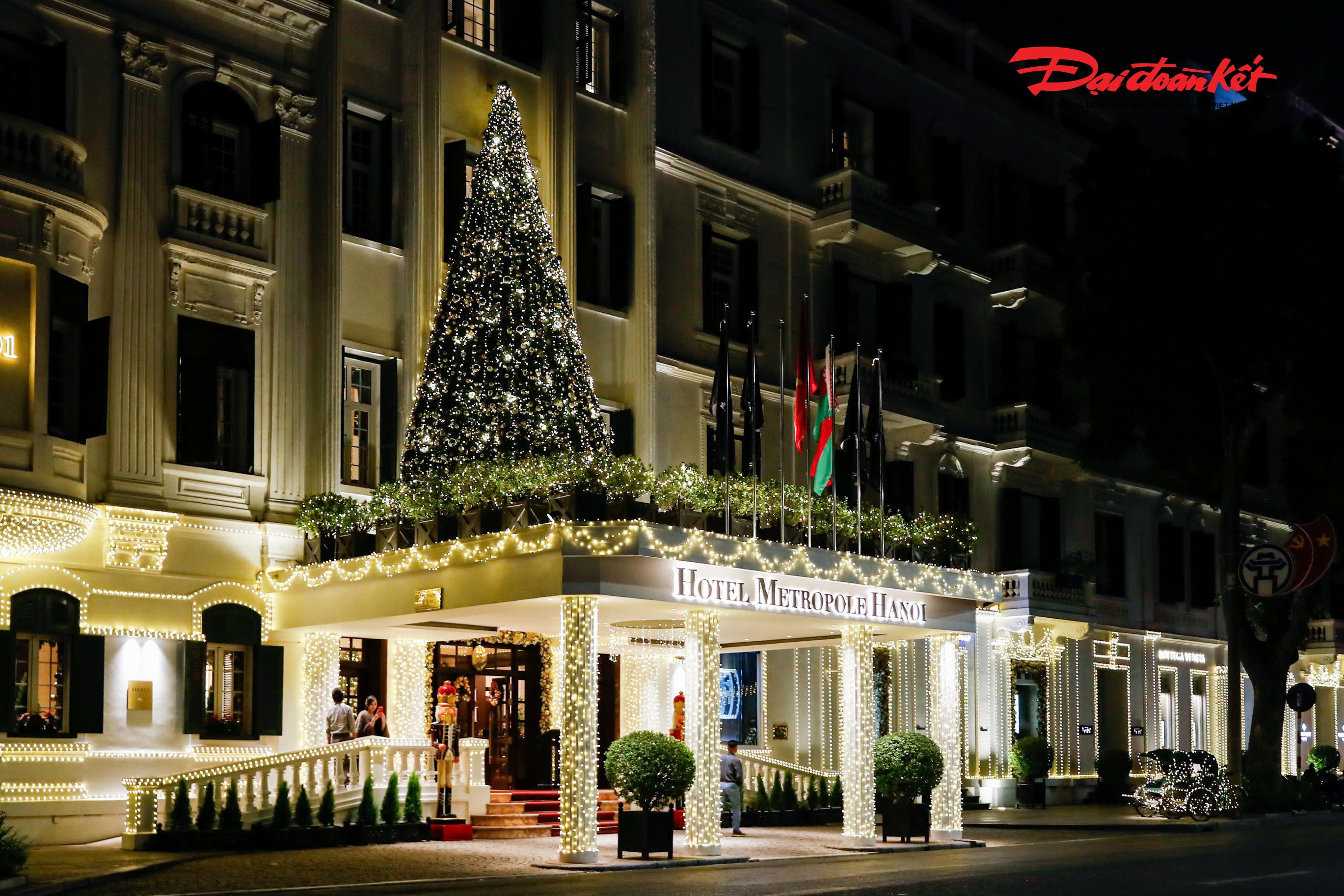 Những dãy đèn LED cùng cây thông Noel khổng lồ nằm trên cổng một khách sạn lớn của Hà Nội lung linh sắc màu.