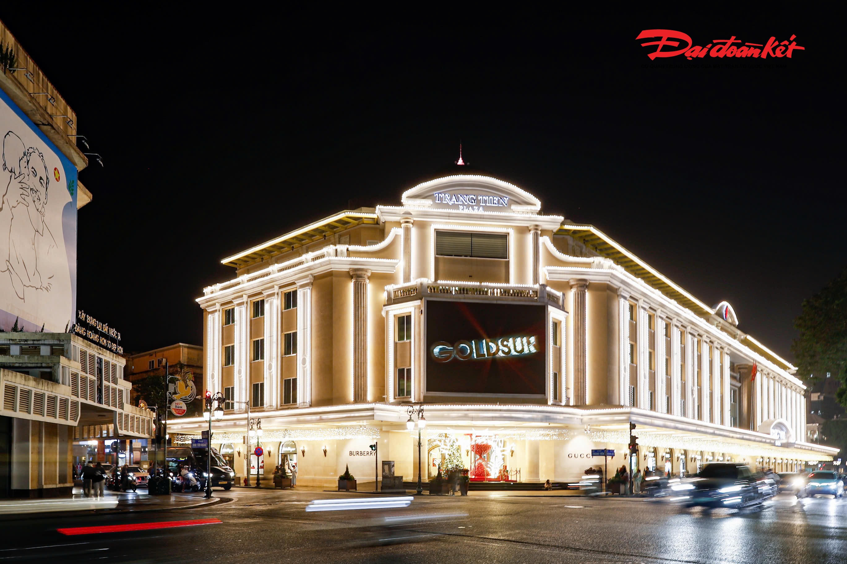 Còn tại Trung tâm thương mại Tràng Tiền Plaza trang trí cây thông Noel và mô hình xe tuần lộc.