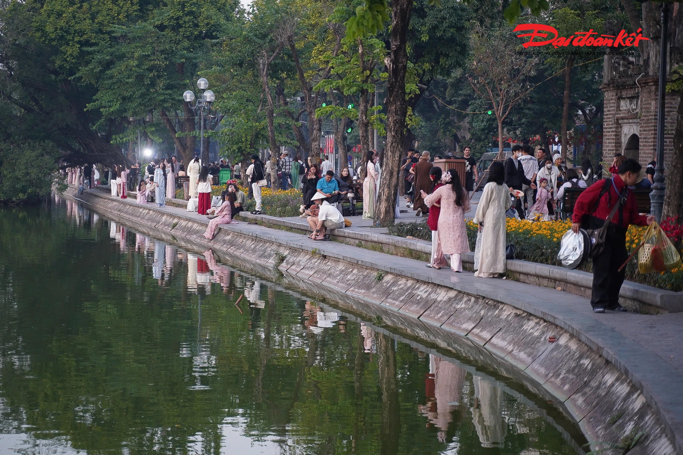 Tháng 12, Hà Nội bước vào những ngày đầu đông se lạnh, nắng nhẹ phủ vàng những tán cây quanh Hồ Gươm, tạo nên khung cảnh lãng mạn đặc trưng của Thủ đô. Trong không gian ấy, hình ảnh các bạn trẻ diện áo dài xuống phố đi bộ trở thành điểm nhấn nổi bật, thu hút ánh nhìn của du khách và người dân.