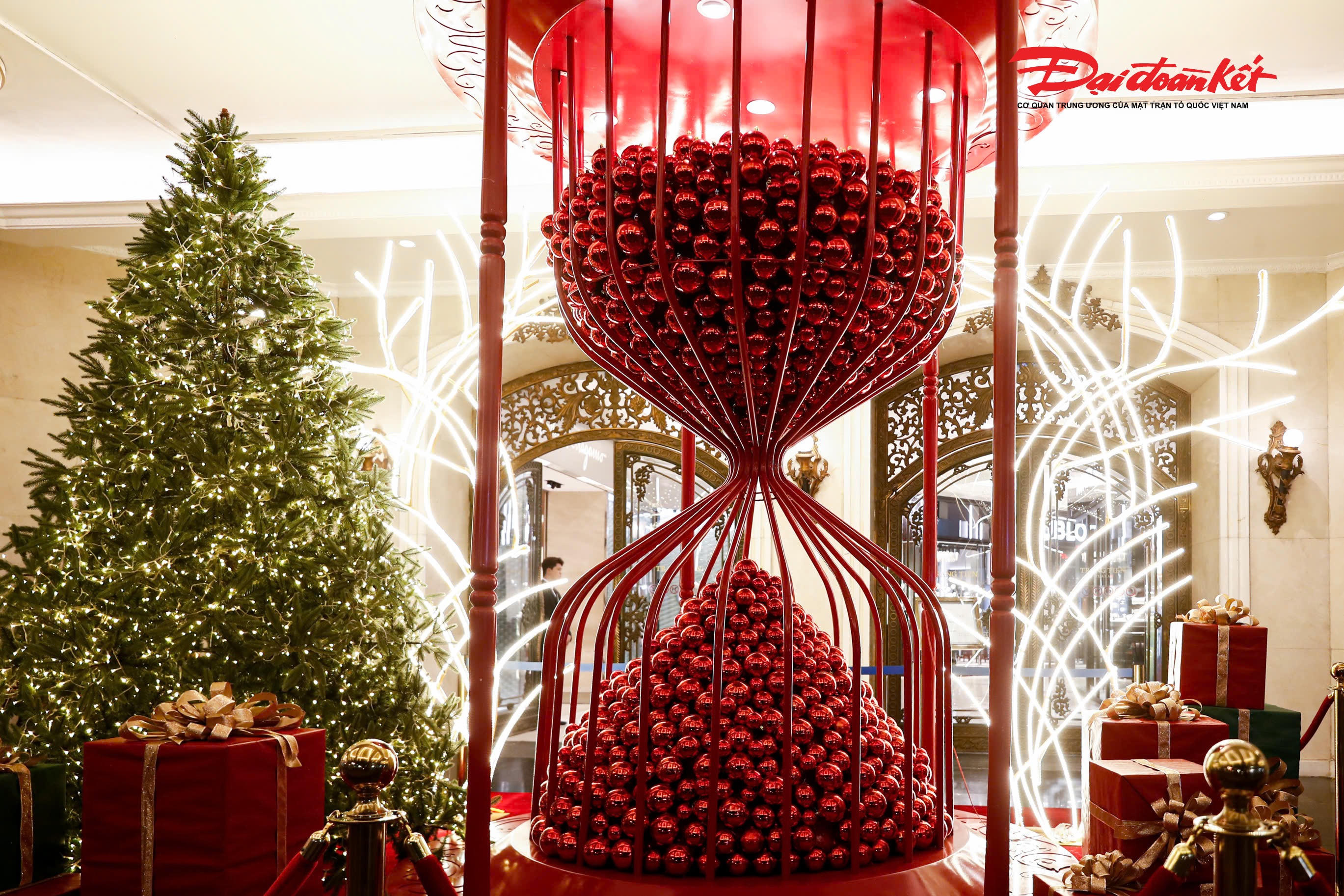 Nổi bật nhất tại Trung tâm thương mại Tràng Tiền Plaza&nbsp;là chiếc đồng hồ cát chứa hàng nghìn quả châu đỏ bắt mắt.