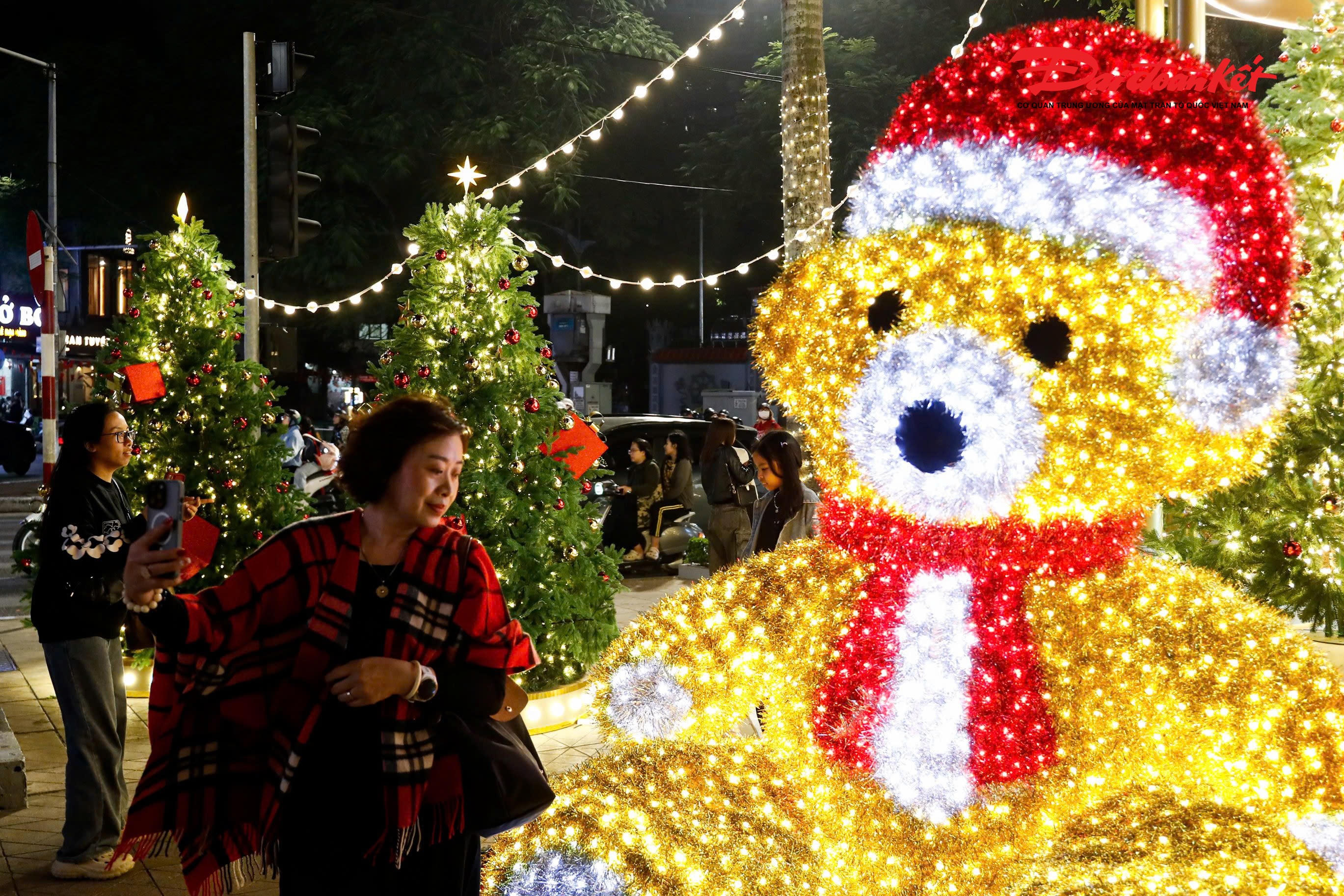 Không chỉ người trẻ, mà những người lớn tuổi cũng thích thú chụp ảnh cùng với các mô hình Giáng sinh.
