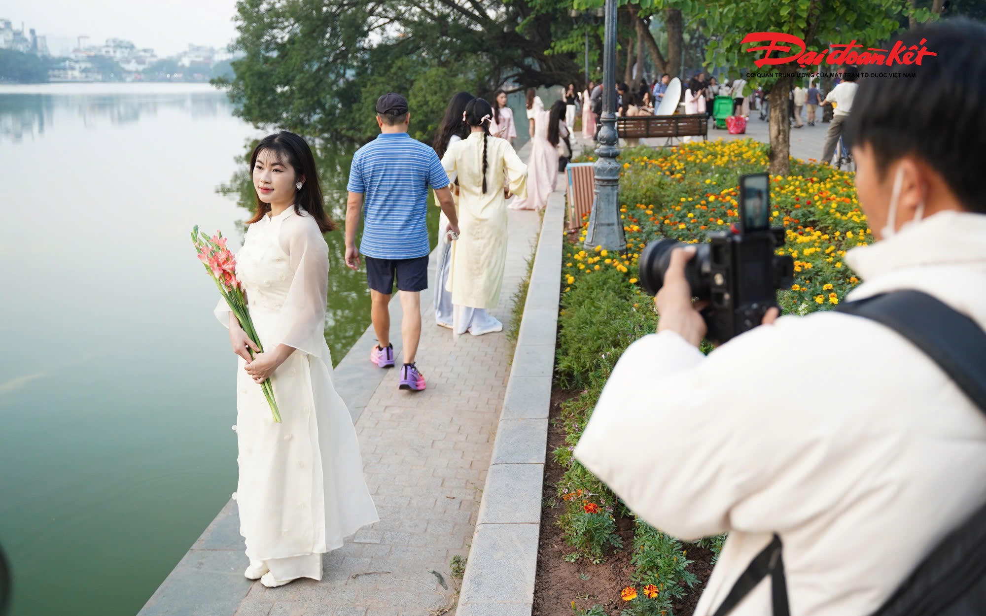 Với không gian rộng rãi, ít phương tiện giao thông và nhiều bối cảnh đẹp như phố cổ, cầu Thê Húc, các gốc cây già, mặt hồ phẳng lặng… phố đi bộ Hồ Gươm trở thành bối cảnh lý tưởng cho những bộ ảnh áo dài mang màu sắc hoài cổ.