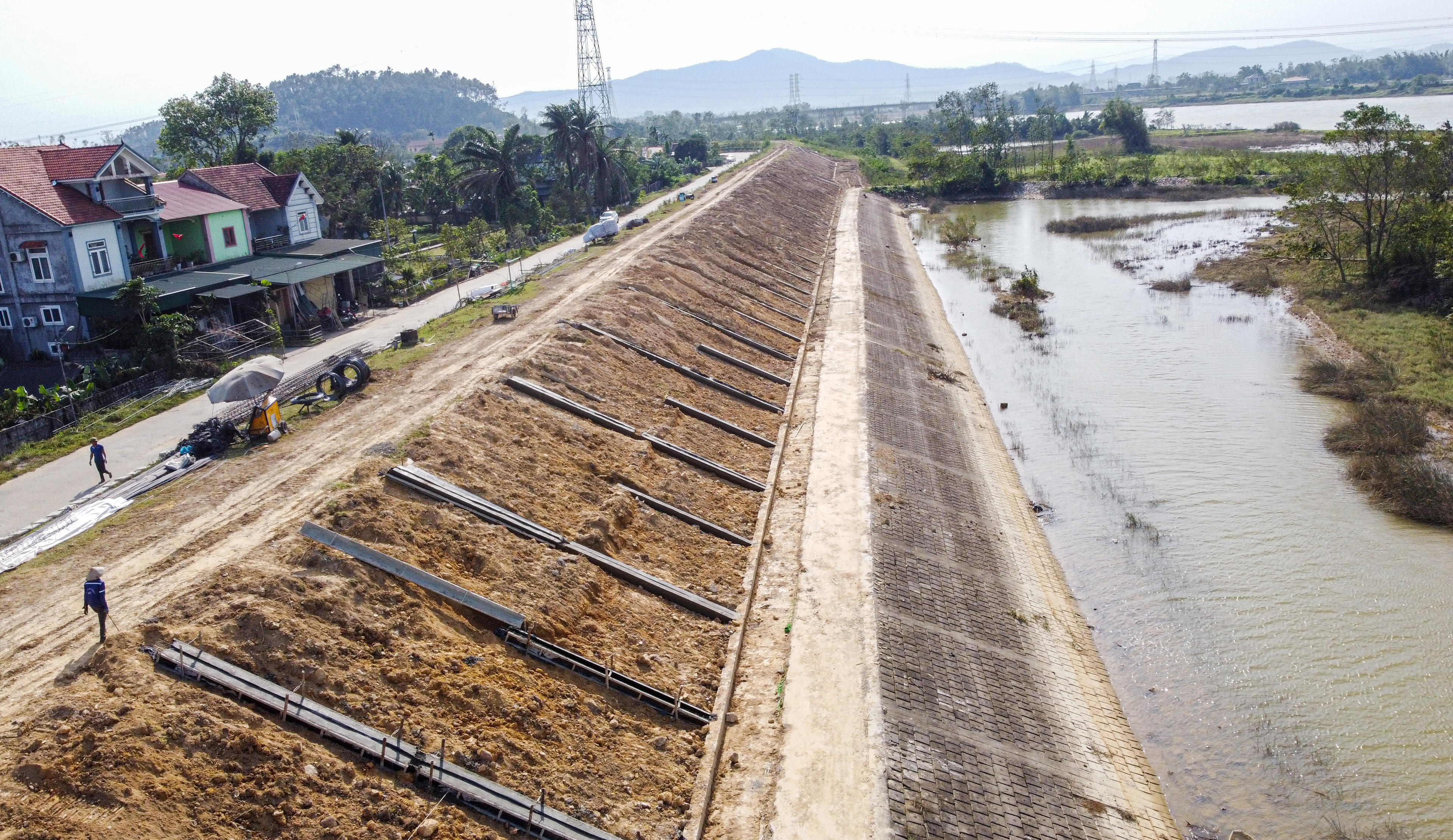 Dự án duy tu tuyến đê La Giang được triển khai để xử lý các điểm hư hỏng và nâng mức bảo vệ cho vùng hạ du. Ảnh: Cẩm Kỳ&nbsp;