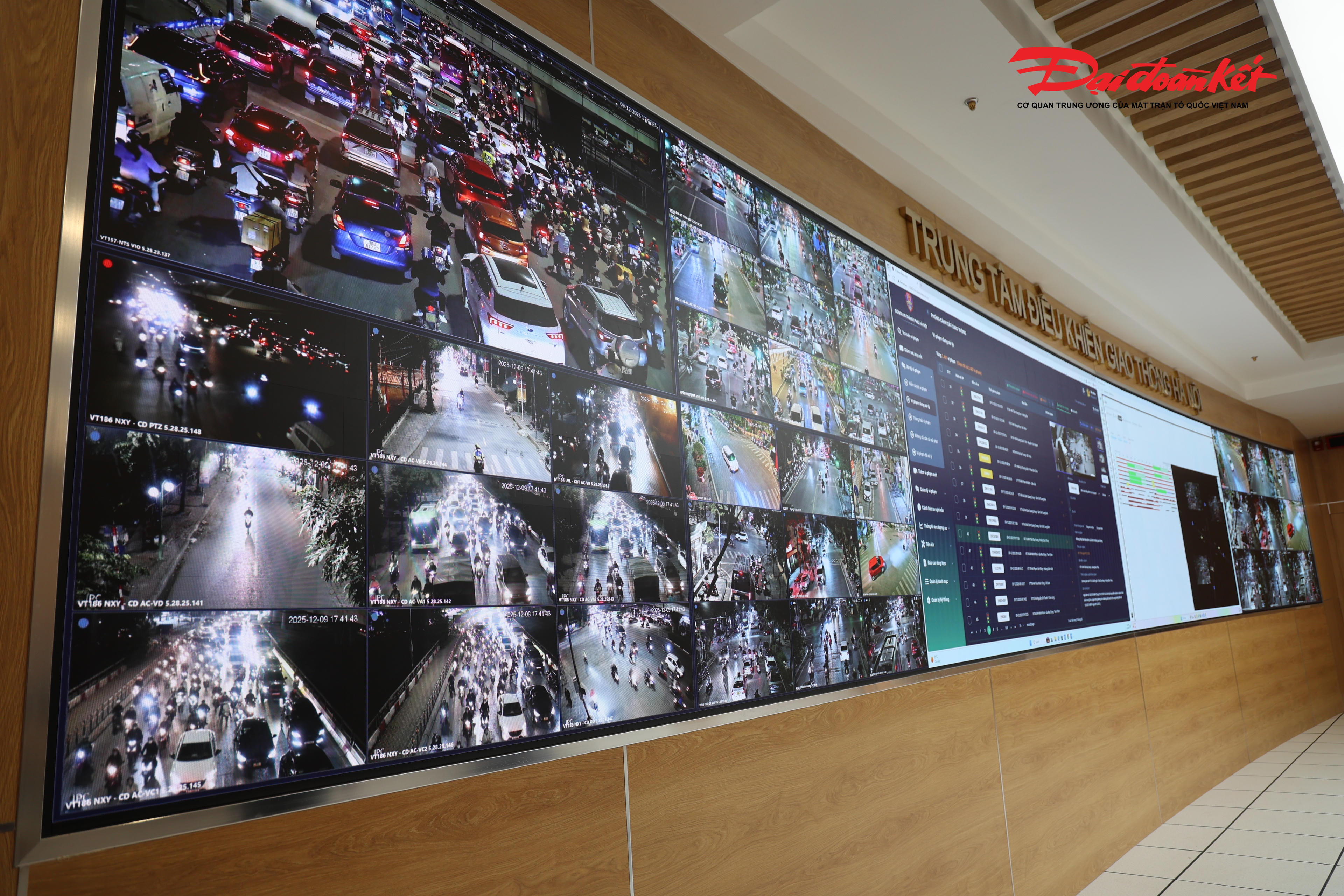 Ngày 13/12, Công an thành phố Hà Nội chính thức đưa Trung tâm điều khiển giao thông Hà Nội (số 54 Trần Hưng Đạo, TP Hà Nội).  vào hoạt động và thực hiện việc xử lý vi phạm hành chính đối với một số lỗi vi phạm trong lĩnh vực trật tự, an toàn giao thông trên môi trường điện tử.