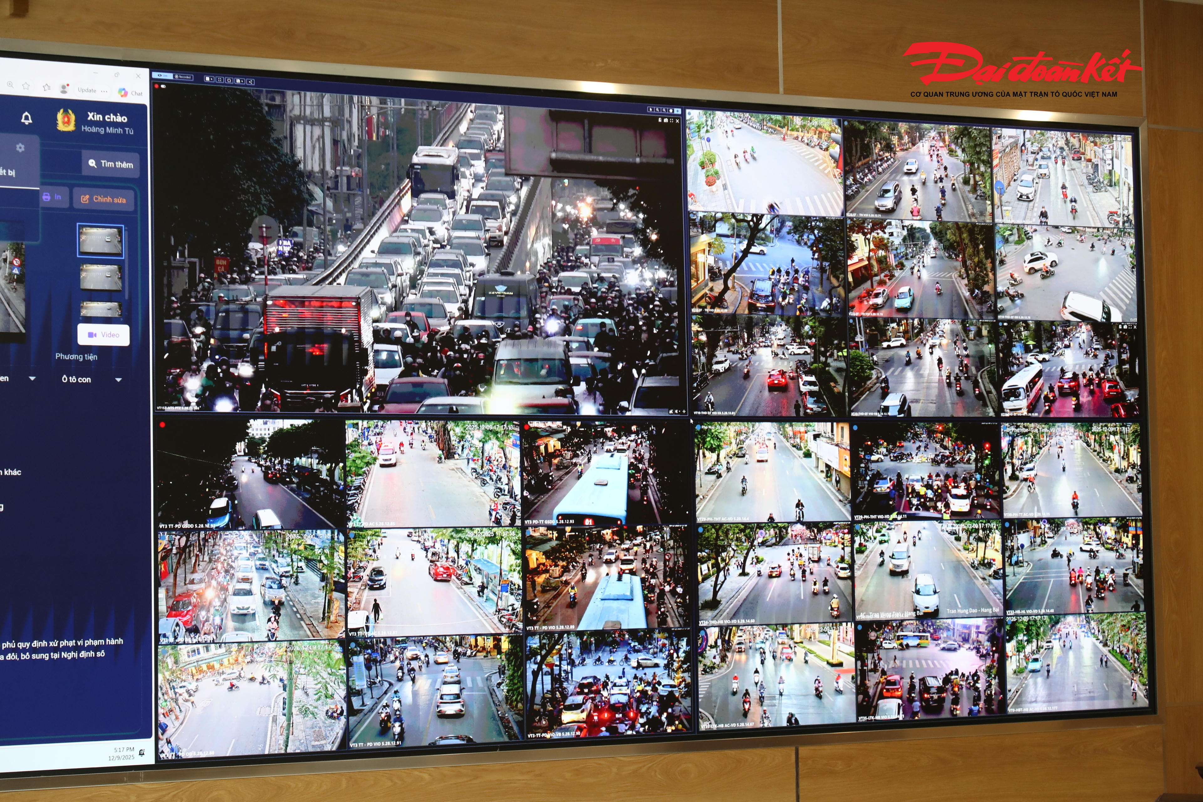 Theo ghi nhận của PV Báo Đại đoàn kết,&nbsp;Trung tâm điều khiển giao thông Hà Nội&nbsp;được trang bị 3 hệ thống, gồm: . hệ thống quản lý vi phạm trật tự an toàn giao thông đường bộ; hệ thống điều khiển tín hiệu giao thông thông minh . thích ứng theo thời gian thực và hệ thống quản lý an ninh trật tự.
