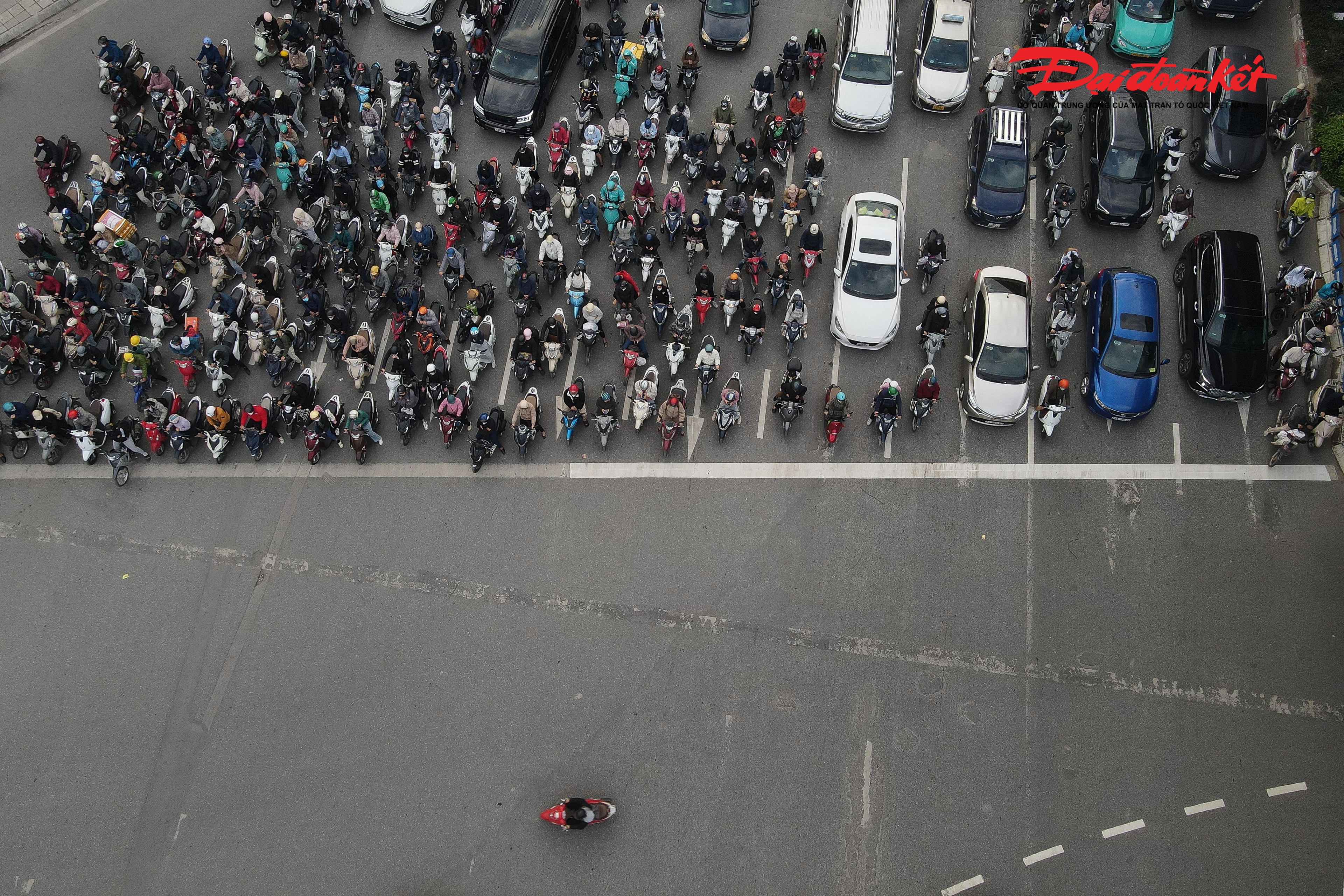 "Bên cạnh số đông người dân đã chấp hành, vẫn còn một vài trường hợp che biển số, để tránh việc bị camera AI ghi hình phạt nguội. Vì vậy, Đội CSGT đường bộ số 7 sẽ thường xuyên xử lý những trường hợp vi phạm trên để tạo tính răn đe", Trung tá Nguyễn Việt Anh cho hay.