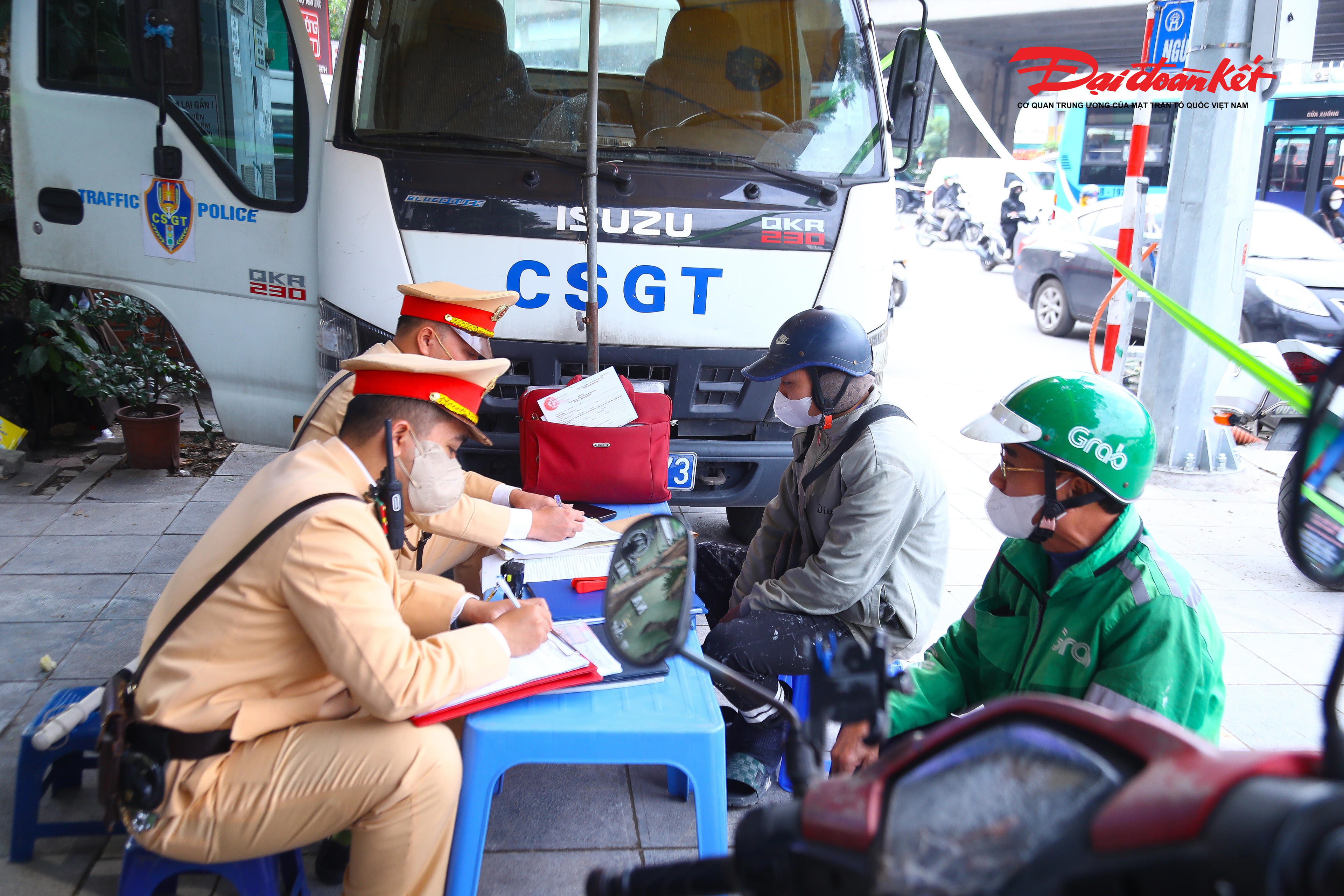 Chia sẻ với PV Trung tá Nguyễn Việt Anh cán bộ Đội CSGT đường bộ số 7 (Phòng CSGT - Công an TP Hà Nội) cho biết, sau khi camera AI đi vào hoạt động, ý thức của người dân đã có chuyển biến rõ rệt,&nbsp;nhiều người chủ động tuân thủ luật ngay cả khi không có lực lượng chức năng trực tiếp làm nhiệm vụ.