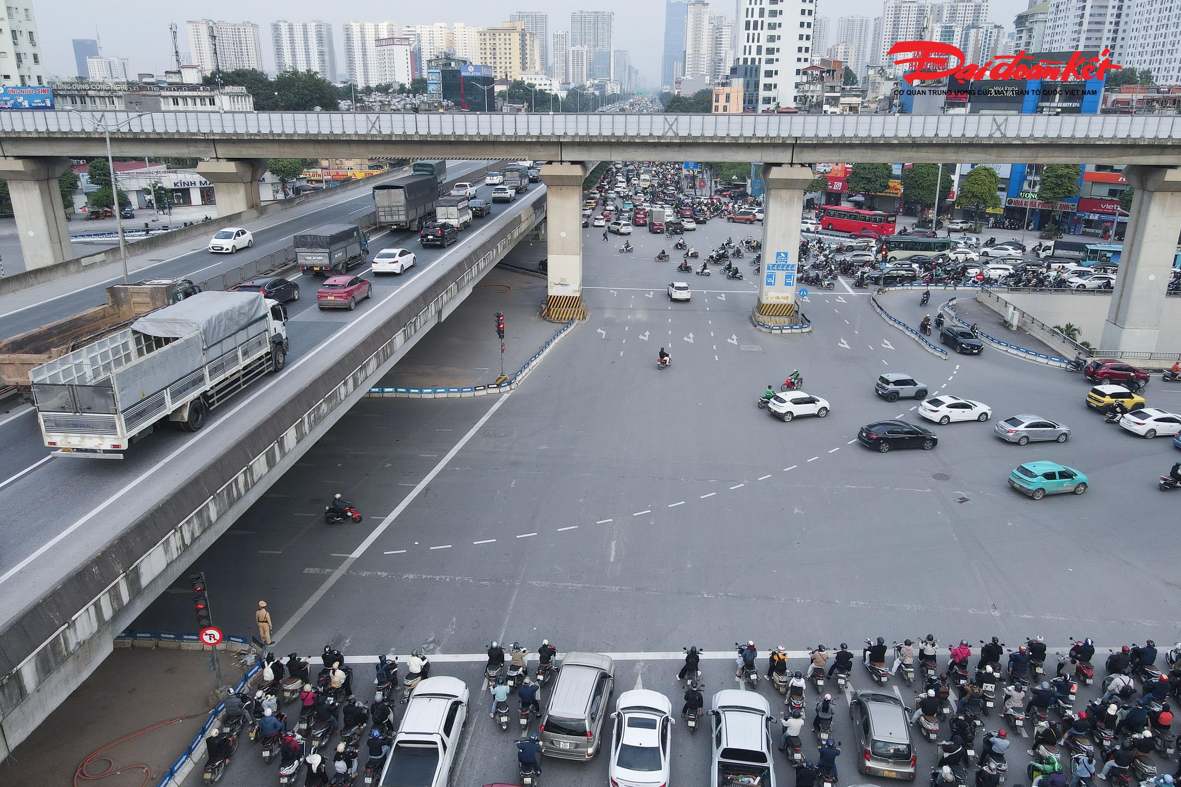 Anh Dương Văn Đạt trú tại phường Thanh Xuân cho biết, trước đây tại các nút giao đông đúc, việc chen lên trước vạch dừng hoặc lấn làn thường xuyên xảy ra, gây mất trật tự và tiềm ẩn nguy cơ tai nạn. Tuy nhiên, khi camera AI được lắp đặt đồng bộ, công khai và thông tin xử phạt được truyền tải rộng rãi, người dân dần hình thành thói quen chấp hành nghiêm luật giao thông, không còn tâm lý “tranh thủ” hay “né lực lượng chức năng”.