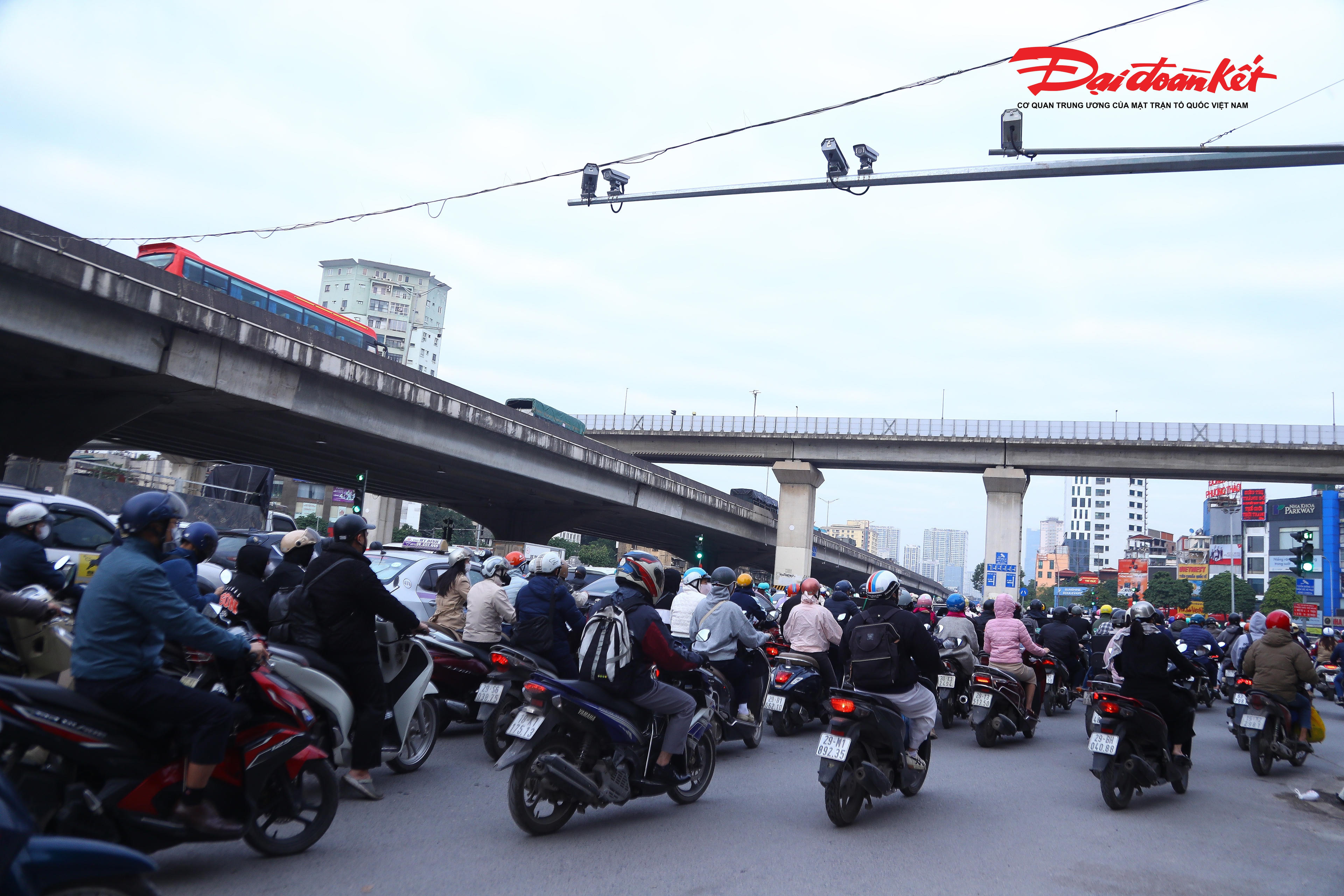 Dòng xe lưu thông thuận lợi sau khi ý thức người dân bắt đầu có chuyển biến rõ rệt.