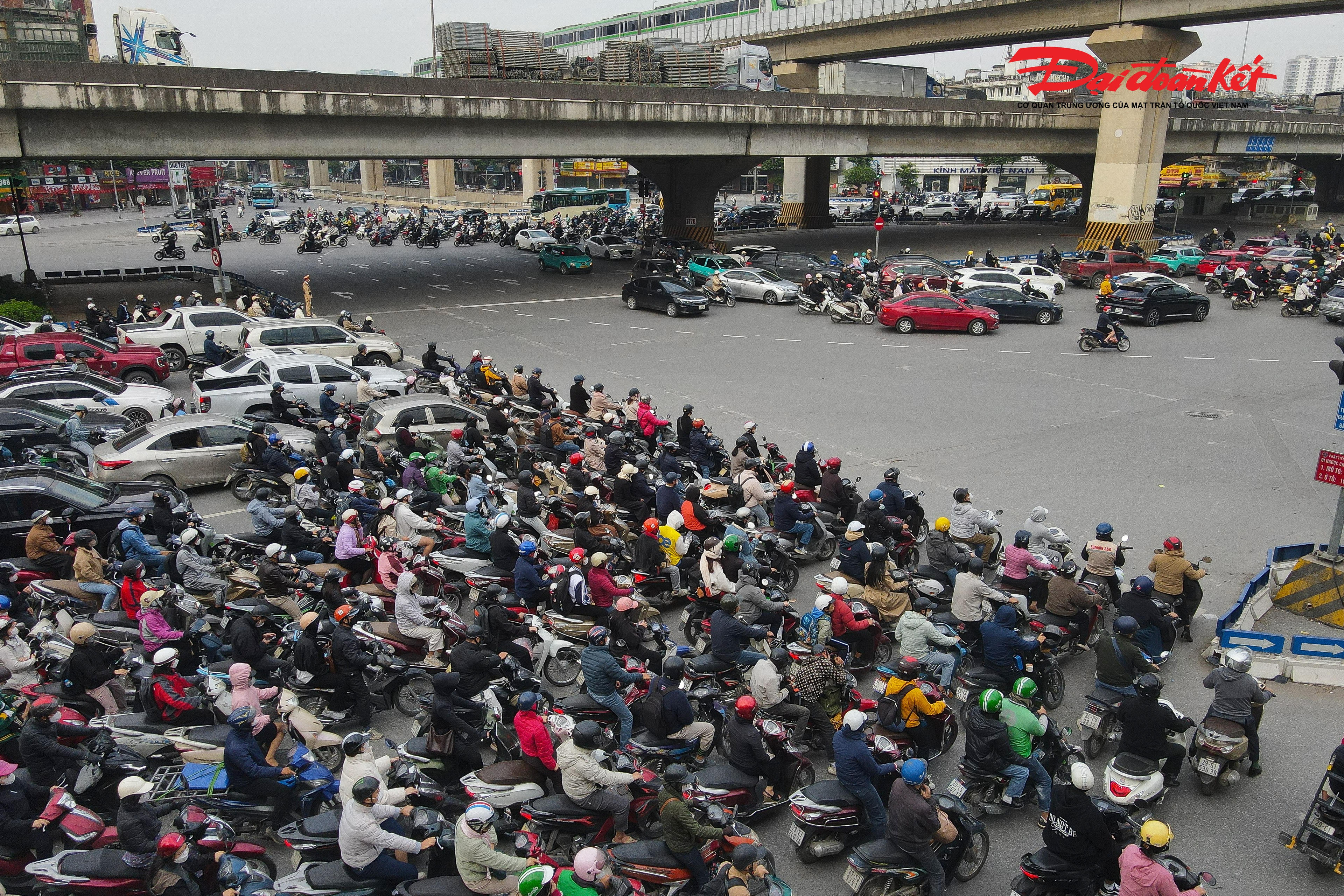 Dòng xe ô tô, xe máy nối dài nhưng di chuyển nền nếp, tuân thủ tín hiệu đèn giao thông.