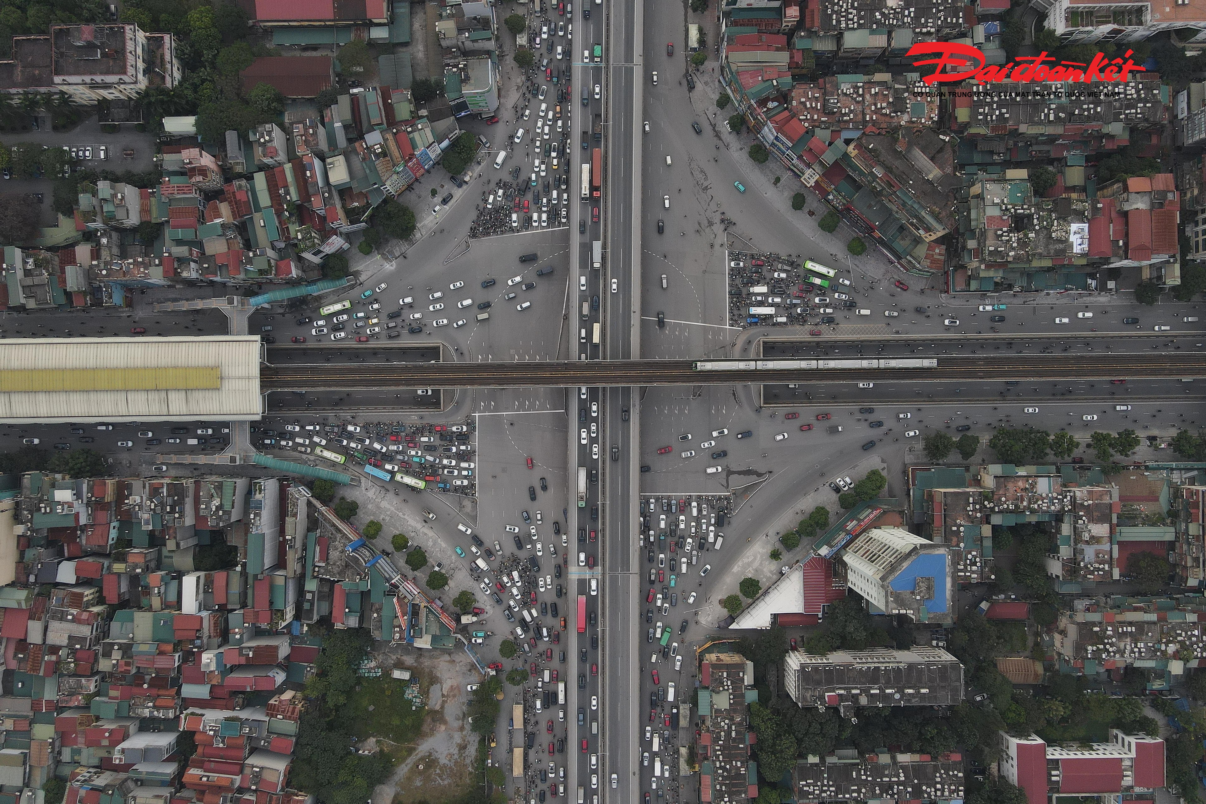 Theo ghi nhận của PV Báo Đại đoàn kết, ngày 15/12 tại nút giao Nguyễn Xiển – Nguyễn Trãi, một trong những điểm giao thông có mật độ phương tiện cao, đặc biệt vào giờ cao điểm, không khí giao thông trong buổi sáng diễn ra khá trật tự.&nbsp;Dòng xe ô tô, xe máy nối dài nhưng di chuyển nền nếp, tuân thủ tín hiệu đèn giao thông. Người điều khiển phương tiện dừng chờ đúng vạch sơn, không còn cảnh xe máy chen lấn, lấn vạch hay cố tình vượt lên phía trước như trước đây.