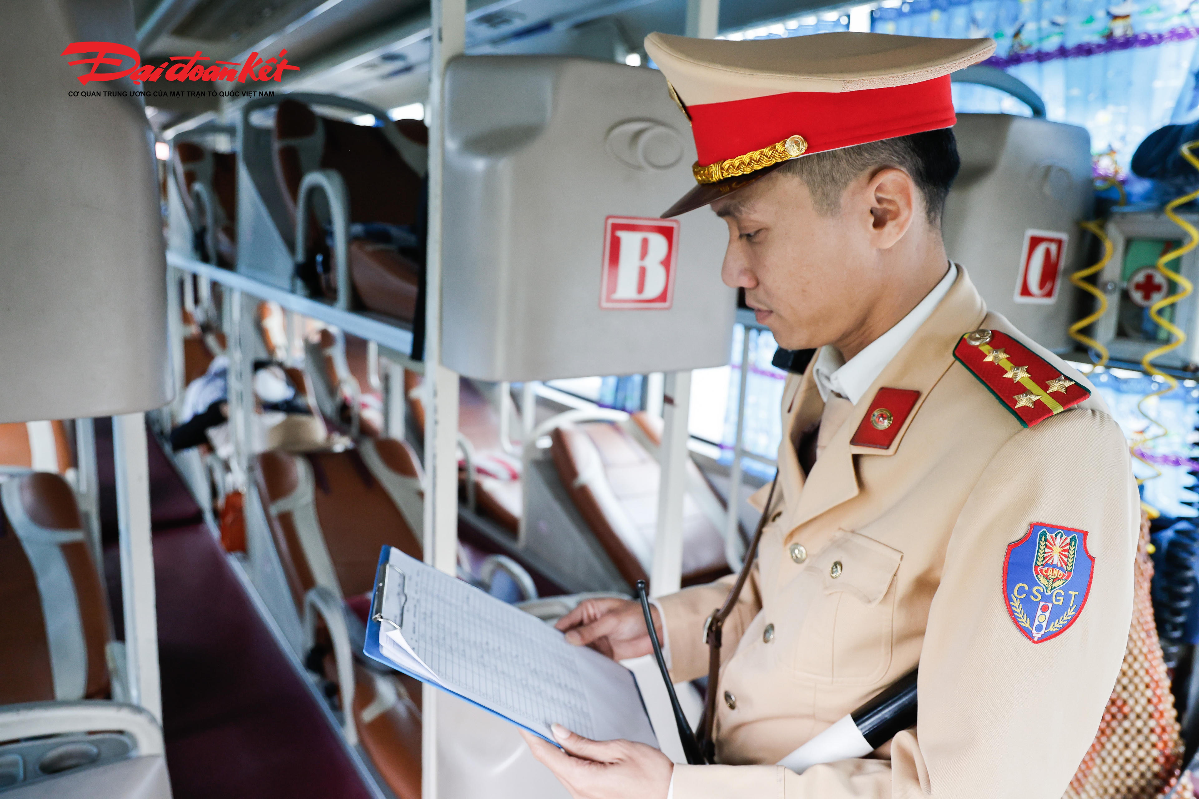 Việc kiểm tra, xử lý xe khách trên tuyến địa bàn đơn vị quản lý được thực hiện thường xuyên, liên tục, đặc biệt các dịp cuối năm, các dịp lễ tết, trước, trong và sau các kỳ nghi lớn. Các lỗi xe khách thường xuyên mắc phải: Đón trả khách không đúng nơi quy định, Dừng đỗ trái quy định, mở cửa khi xe đang chạy, chở hàng trong khoang chở khách...
. 