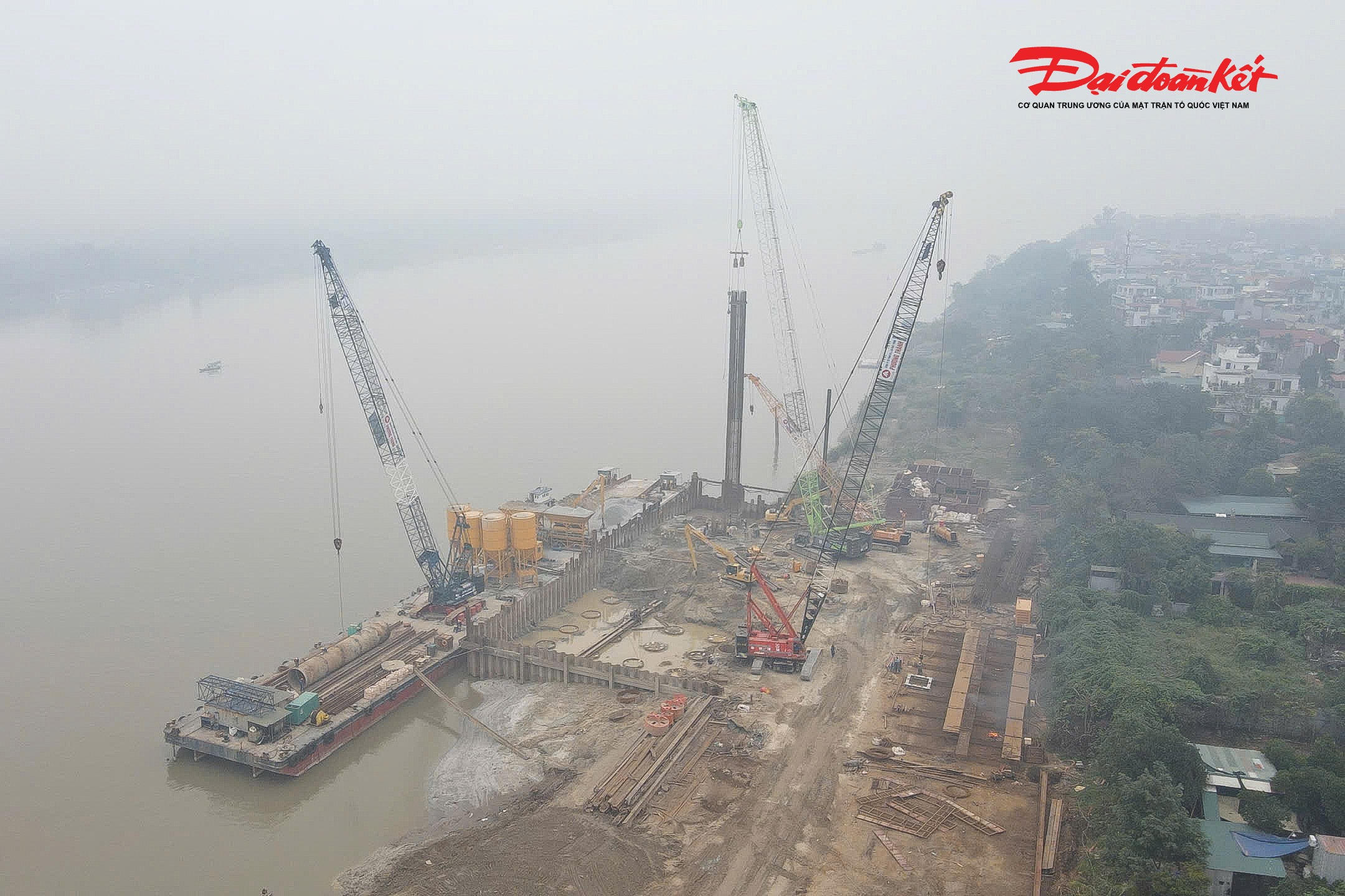 Dự án cầu Tứ Liên và đường dẫn hai đầu cầu là dự án nhóm A, với điểm đầu kết nối với đường Nghi Tàm, phường Tây Hồ; . điểm cuối qua nút giao với đường Trường Sa xã Đông Anh.&nbsp;Bao gồm cầu chính dây văng Tứ Liên vượt sông Hồng chiều dài 1km . sơ đồ nhịp, bề rộng 43m và 2 nút giao thông: Nghi Tàm, Trường Sa…