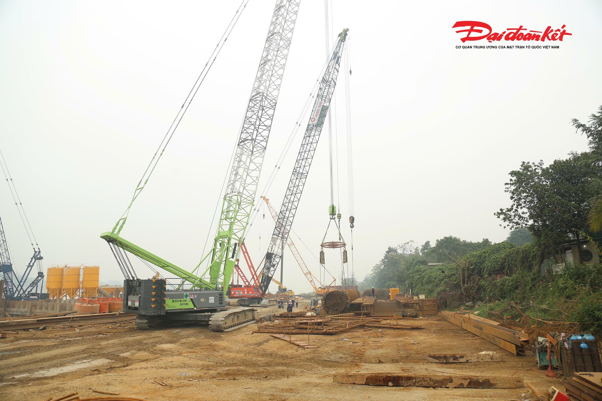 Ông Vũ Trung Thắng, Phó Giám đốc Ban Điều hành dự án cầu Tứ Liên cho biết: “Đến thời điểm hiện tại, đơn vị thi công chúng tôi đã nhận.  50% mặt bằng để thi công dự án. Mặt bằng hiện tại mới có thể thi công được 1/4 trụ cầu thuộc gói thầu, . việc không thể thi công 3 trụ cầu còn lại sẽ ảnh hưởng rất nhiều đến tiến độ dự án.