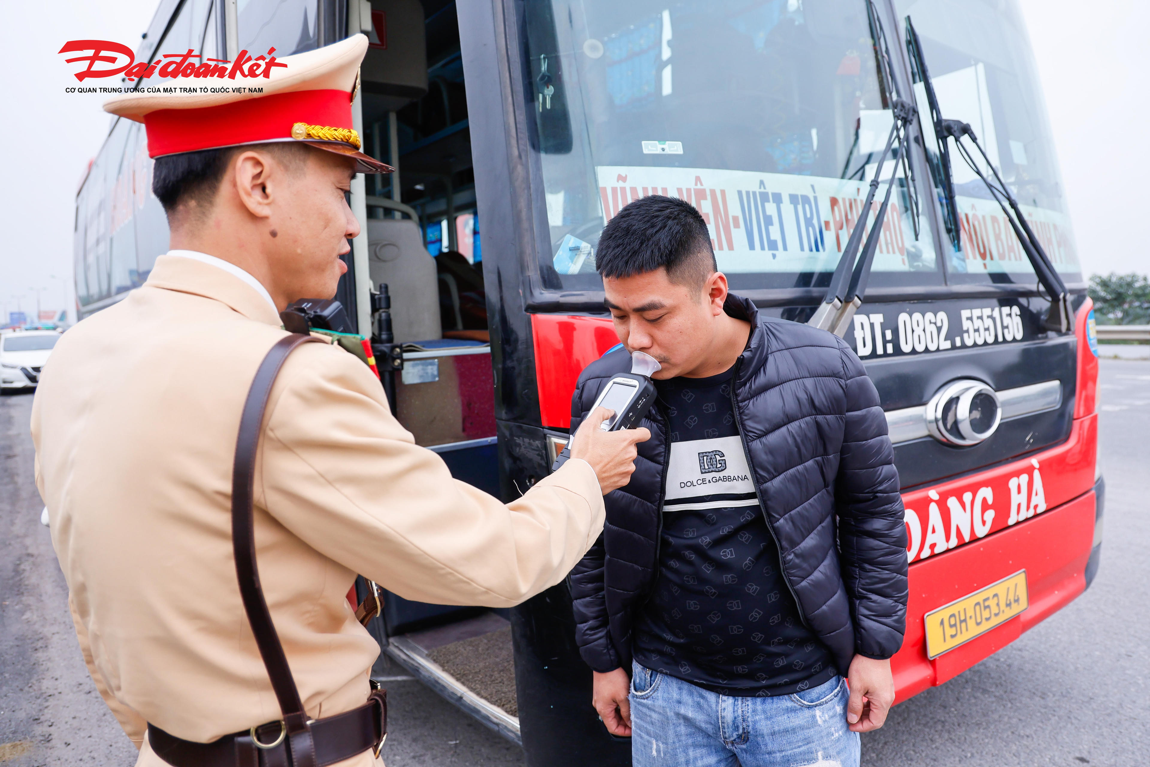 CSGT kiểm tra nồng độ cồn lái xe vận tải hành khách.