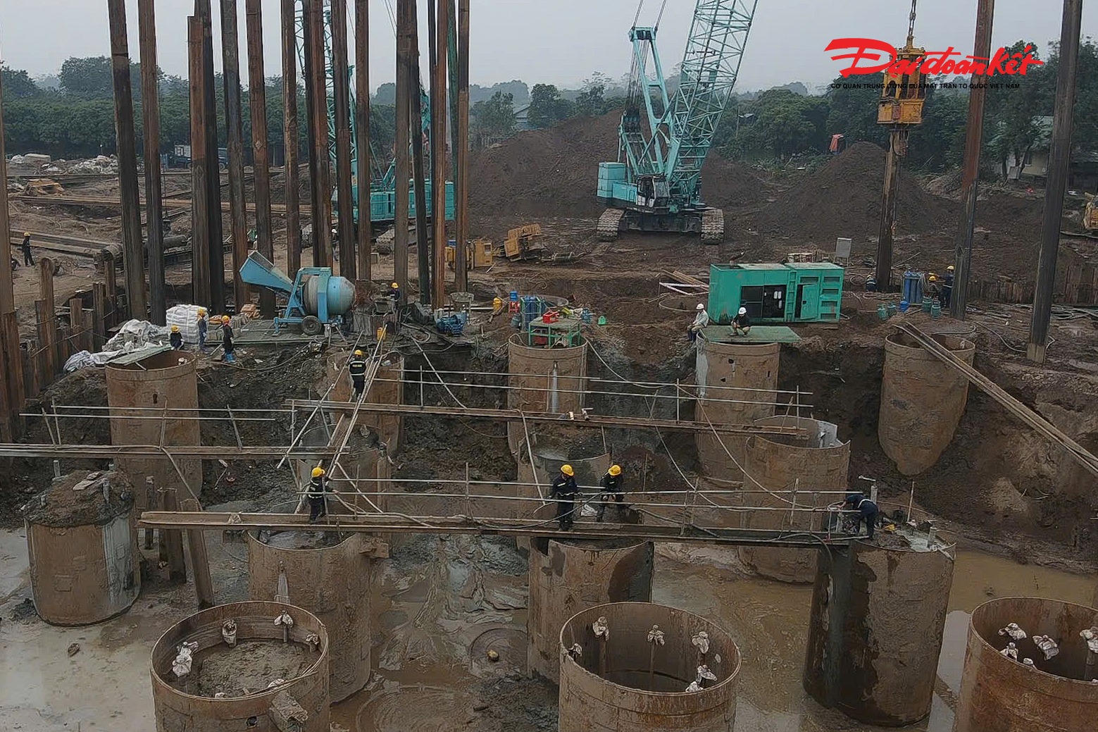 Đề cập tới tiến độ giải phóng mặt bằng,&nbsp;ông Vũ Tiến Hưng, Phó Giám đốc Ban đầu tư dự án phường Bồ Đề cho biết:.  “Ngay sau khi nhận được nhiệm vụ, chúng tôi đã xác định đây là nhiệm vụ trọng tâm. Qua quá trình triển khai, chúng tôi.  đã đưa ra được 67 phương án đền bù giải phóng mặt bằng để thi công cầu Tứ Liên. Đến thời điểm hiện tại đã hoàn thiện . hồ sơ 50 phương án. Công tác giải phóng mặt bằng sẽ được hoàn thành trong quý I/2026”.