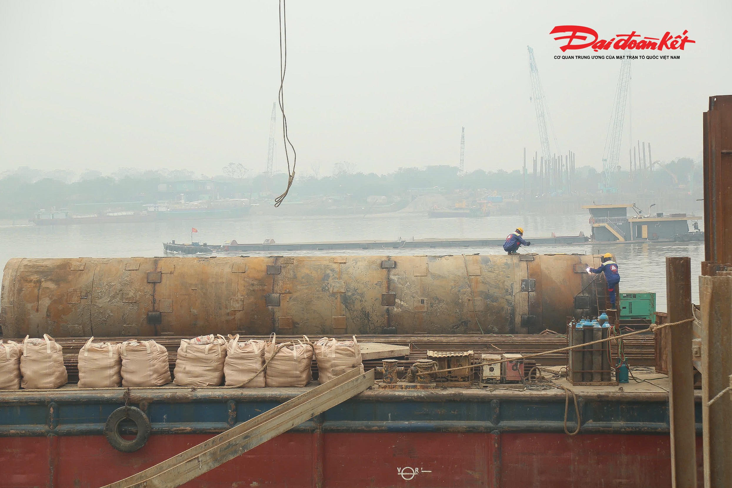 Theo ghi nhận của PV Báo Đại đoàn kết, những ngày giữa tháng 12, tại khu vực thi công cầu Tứ Liên, máy móc, thiết bị thi công.  đã được huy động. Một số vị trí đã hoàn thành công tác san nền, khoan khảo sát địa chất, dựng lán trại phục vụ thi công.&nbsp;