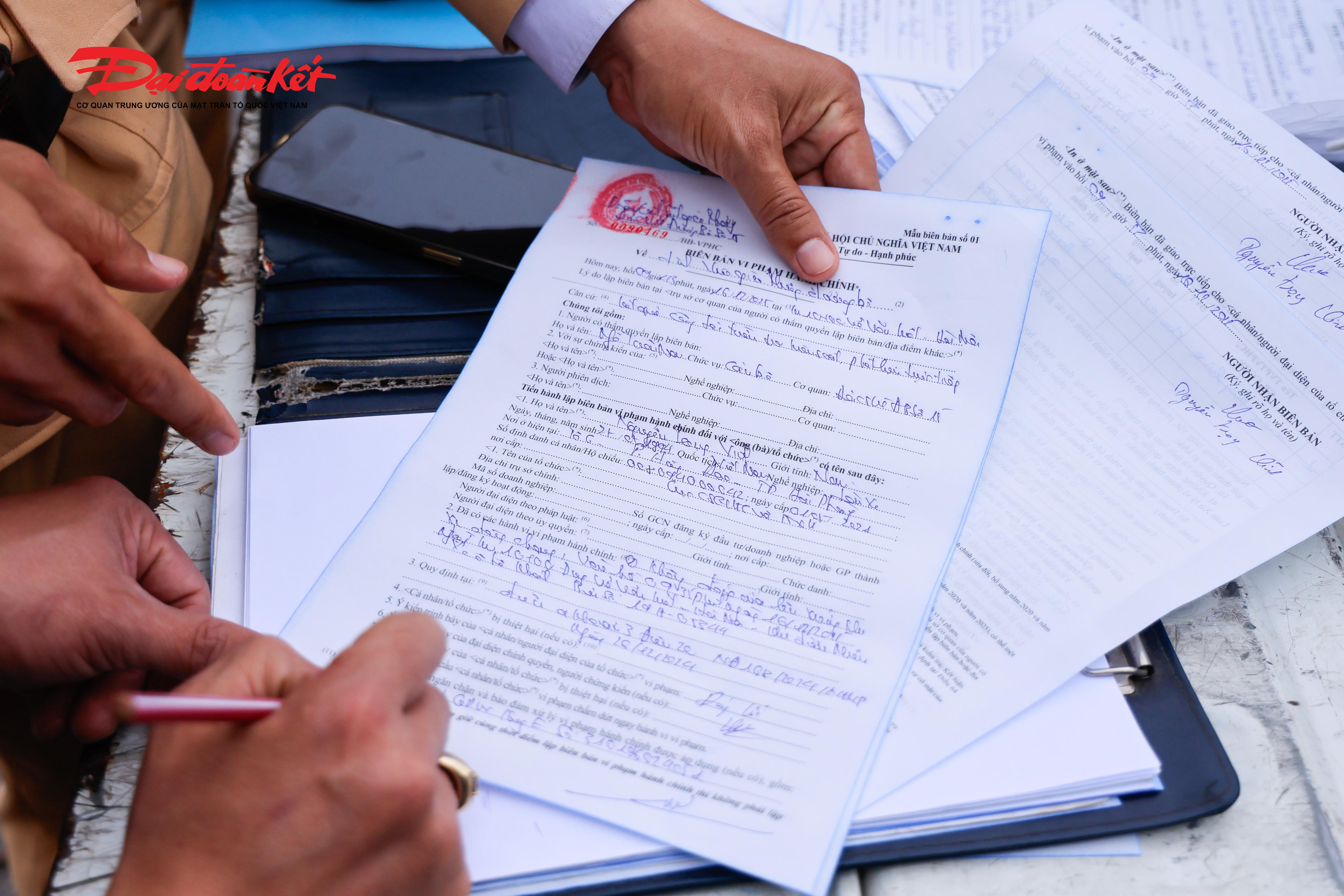 Các xe khách hoạt động trá hình thường chạy vòng quanh, đi sâu vào các khu dân cư, không theo tuyến cố định. Trên tuyến có các điểm dừng đỗ do Sở xây dựng cắm biển nhưng không quy định việc dừng đỗ như thế nào, phạm vi khu vực dẫn đến khó khăn trong công tác kiểm tra, xử lý.