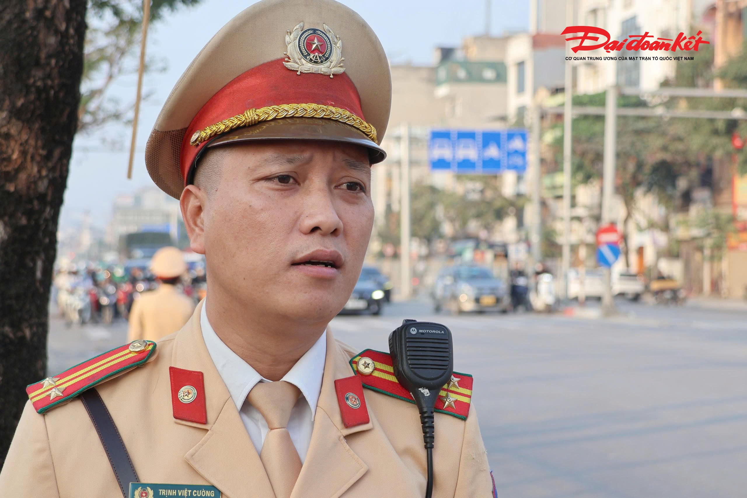 Trung tá Trịnh Việt Cường (Đội CSGT đường bộ số 14) cho hay, dịp cận Tết lưu lượng phương tiện tăng cao, vì vậy, để đảm bảo an toàn cho người dân Đội CSGT đường bộ số 14 thường xuyên tuần tra xử lý xe khách. Thời gian qua, từ khi Công an Hà Nội áp dụng hơn 1.830 camera AI, tình trạng vi phạm đã giảm rõ rệt song vẫn có một số trường hợp cố tình vi phạm.