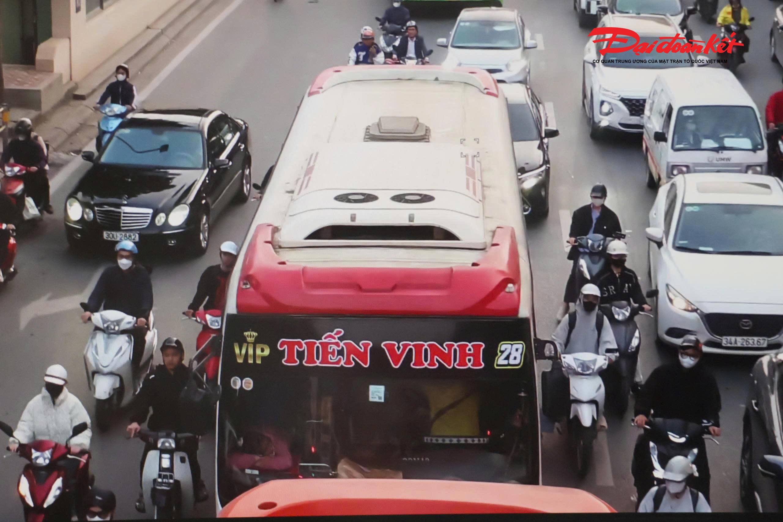 Theo ghi nhận của PV Báo Đại đoàn kết, chiều ngày 19/12, Đội CSGT đường bộ số 14 phối hợp với Đội Chỉ huy giao thông và điều khiển đèn tín hiệu (Phòng CSGT Công an TP Hà Nội) xử lý tình trạng xe khách vi phạm quanh các bến xe Giáp Bát, Nước Ngầm bằng hệ thống camera AI.