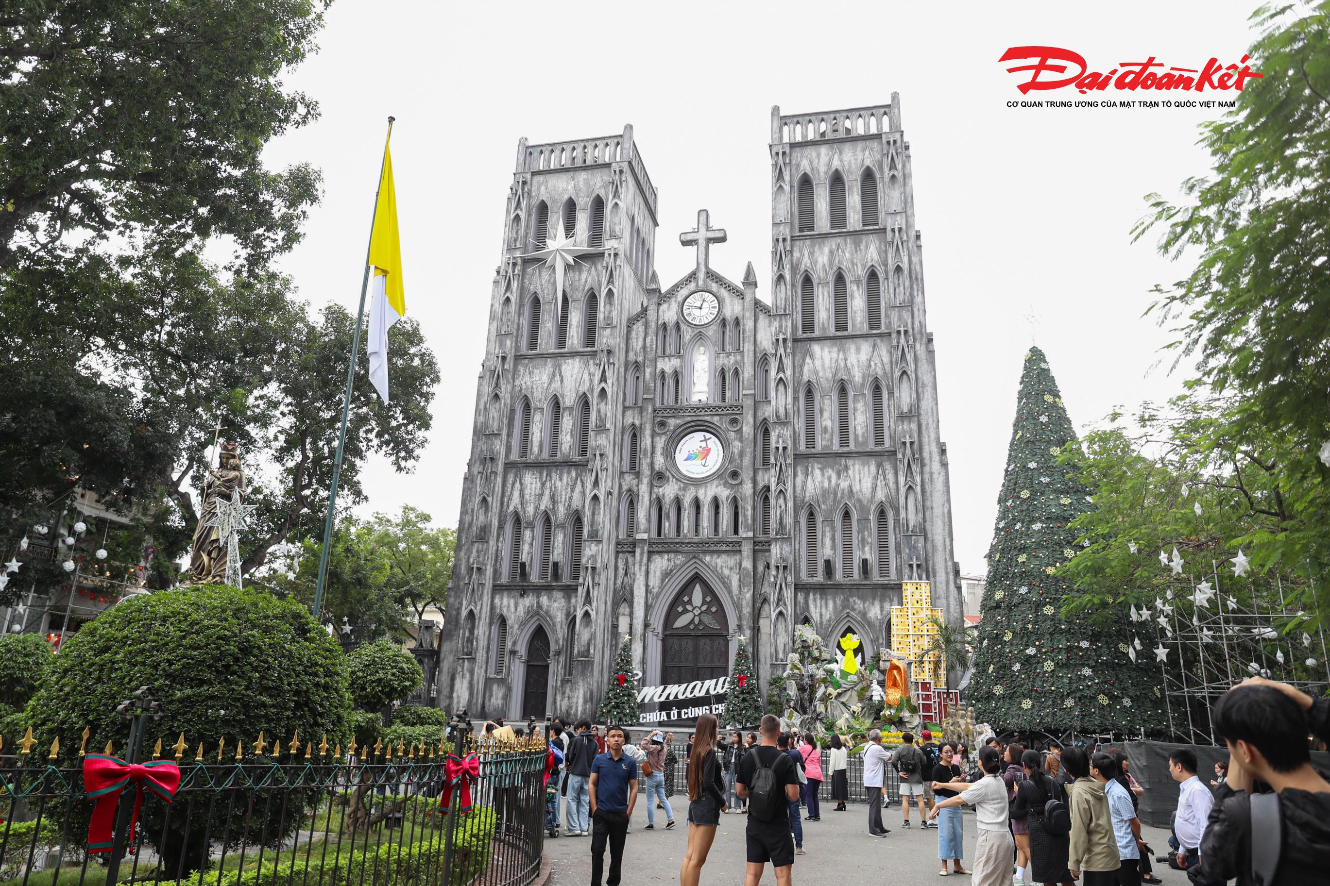 Dưới ánh nắng dịu nhẹ của những ngày cuối năm, khu vực Nhà thờ Lớn Hà Nội đã sớm khoác lên mình không khí Giáng sinh rộn ràng..