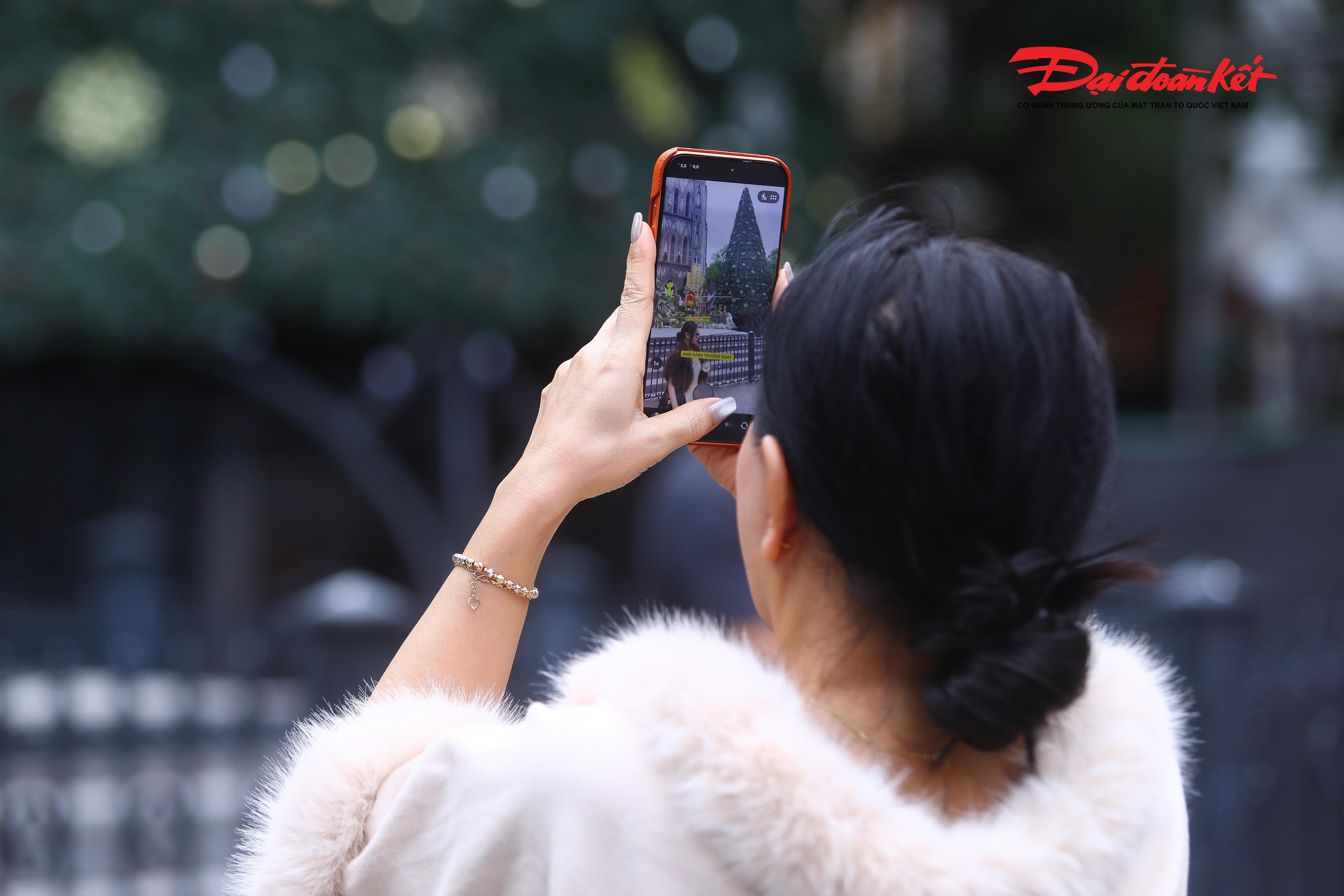 Các bạn trẻ tạo dáng chụp ảnh tại Nhà thờ Lớn.