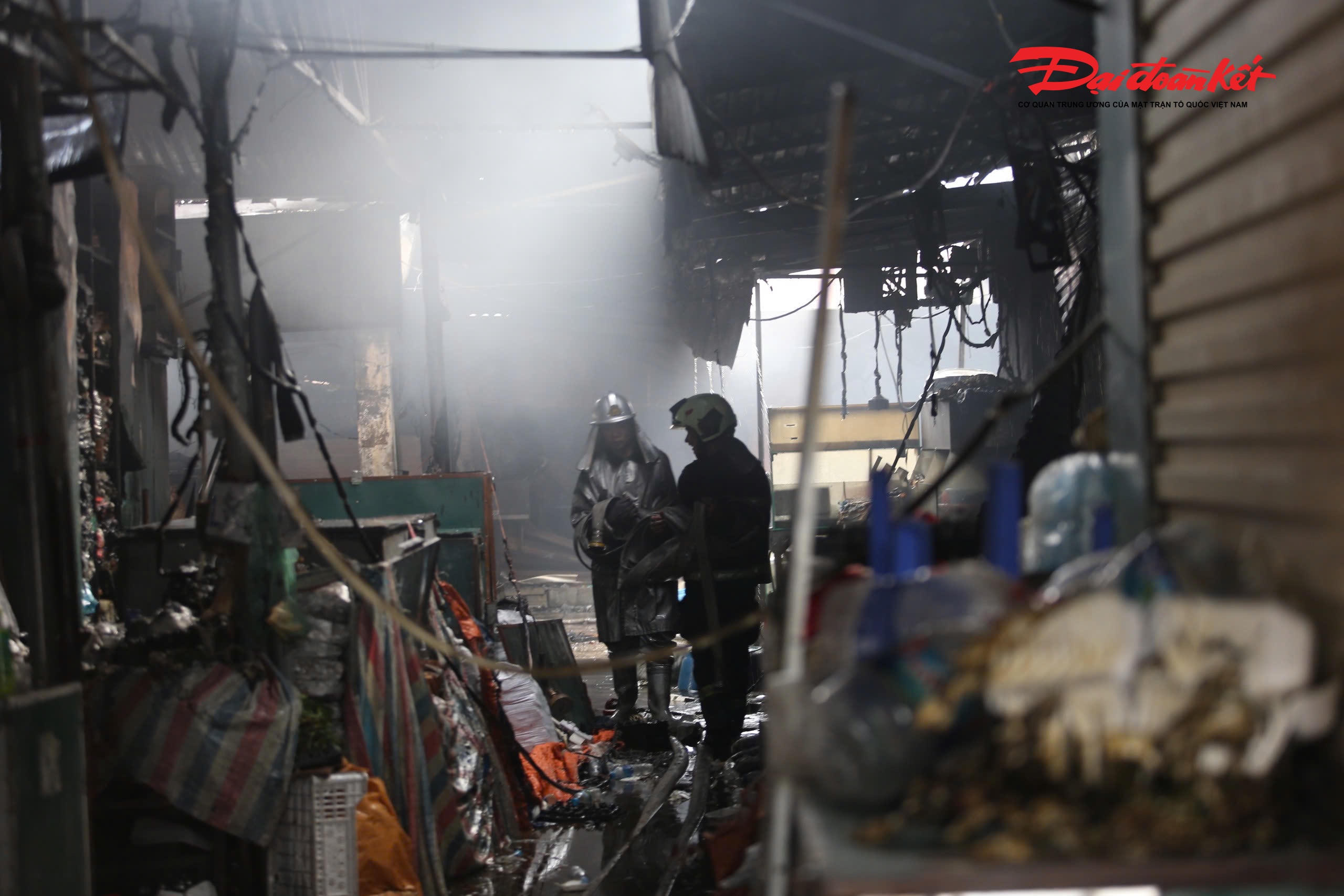 Đồ đạc trong các gian hàng vương vãi trên đường và lối đi. 