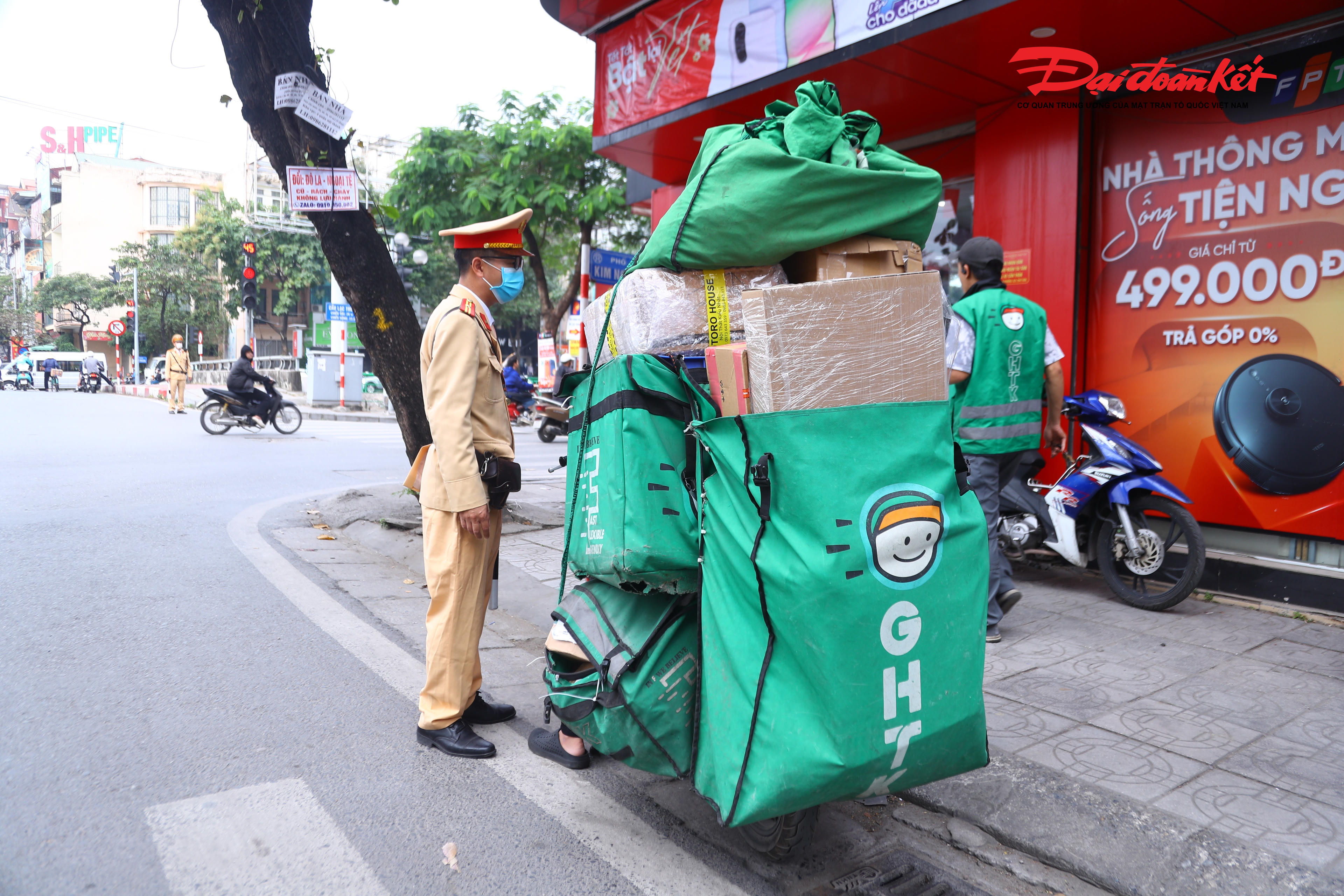 Trung tá Nguyễn Mạnh Hiệp, cán bộ Đội CSGT đường bộ số 4 cho biết, từ khi hệ thống camera AI đi vào hoạt động ý thức chấp hành giao thông của người dân đã tăng đáng kể. Tuy nhiên theo Trung tá Hiệp, hiện nay vẫn còn một số người do vô tình hay cố ý đã che lấp, che dán biển kiểm soát hòng né tránh việc bị camera AI phát hiện, xử lý.